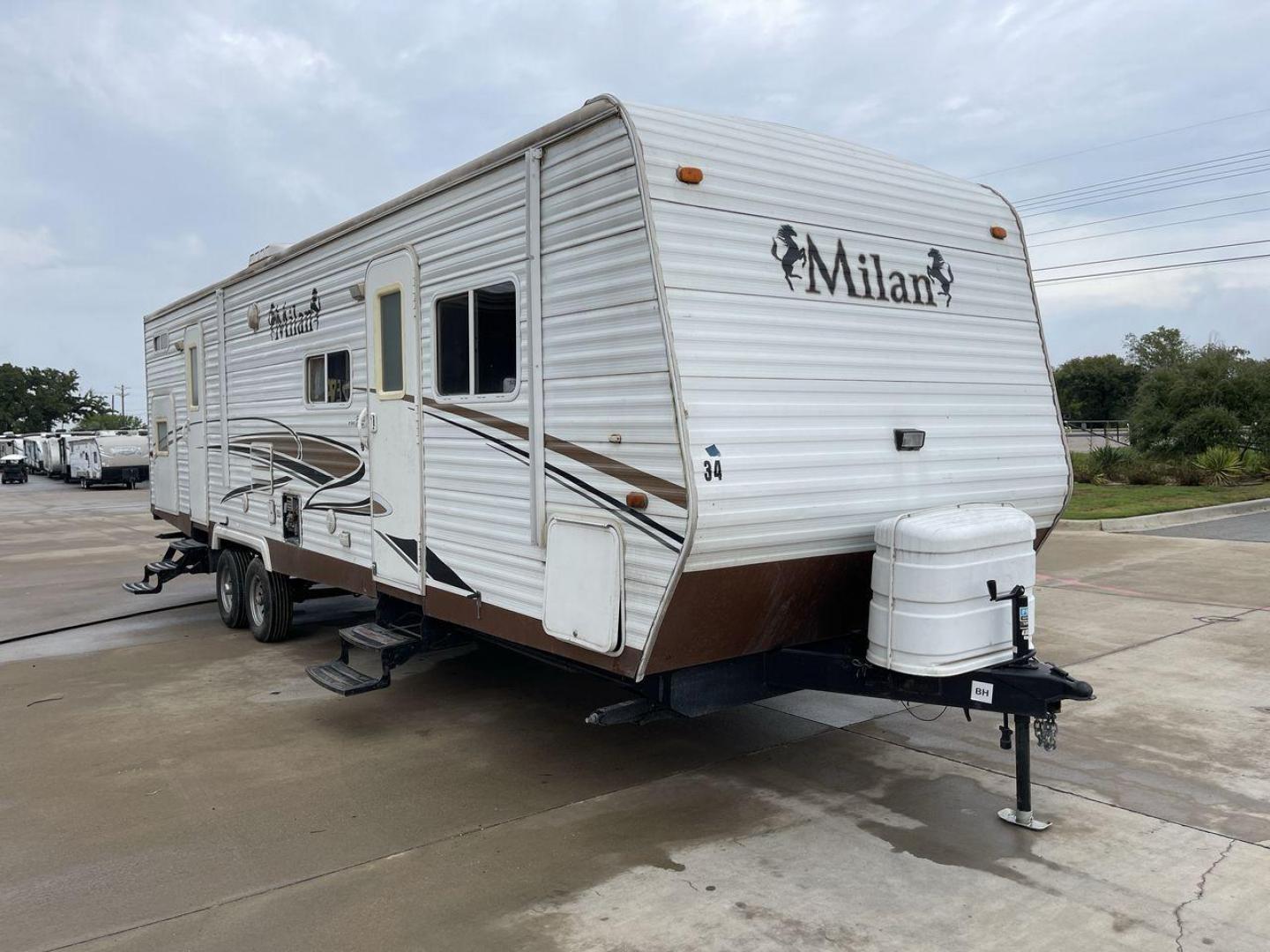 2009 MILAN 29BHSG (5LZBL2929AR) , Length: 34 ft | Dry Weight: 7,200 lbs | Slides: 1 transmission, located at 4319 N Main Street, Cleburne, TX, 76033, (817) 221-0660, 32.435829, -97.384178 - Photo#23