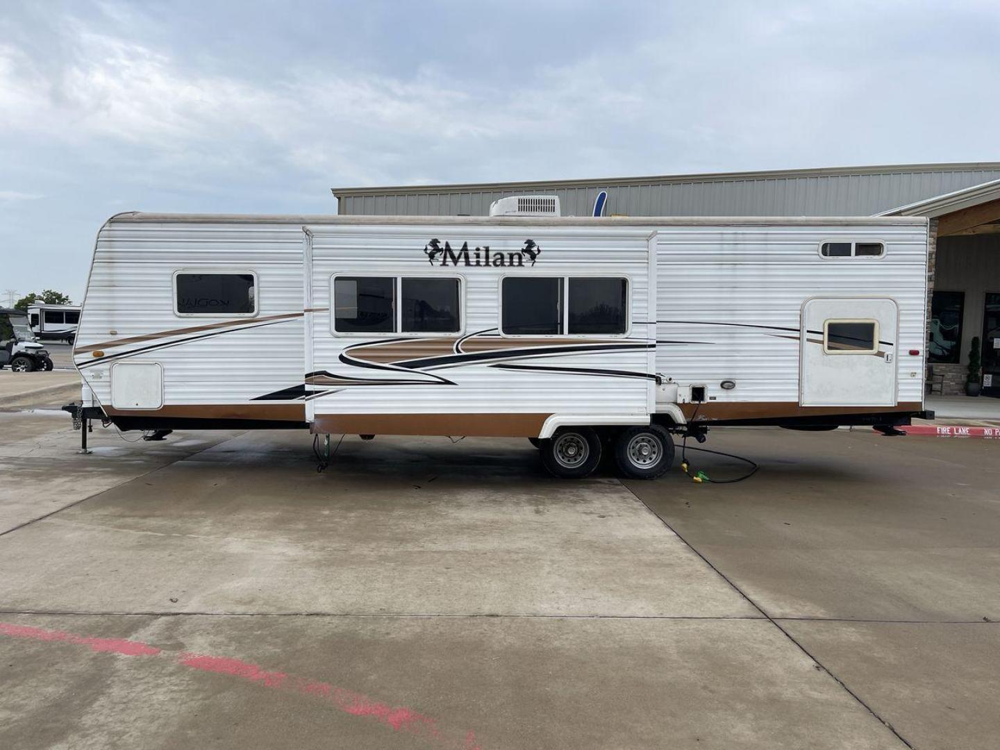 2009 MILAN 29BHSG (5LZBL2929AR) , Length: 34 ft | Dry Weight: 7,200 lbs | Slides: 1 transmission, located at 4319 N Main Street, Cleburne, TX, 76033, (817) 221-0660, 32.435829, -97.384178 - Photo#24