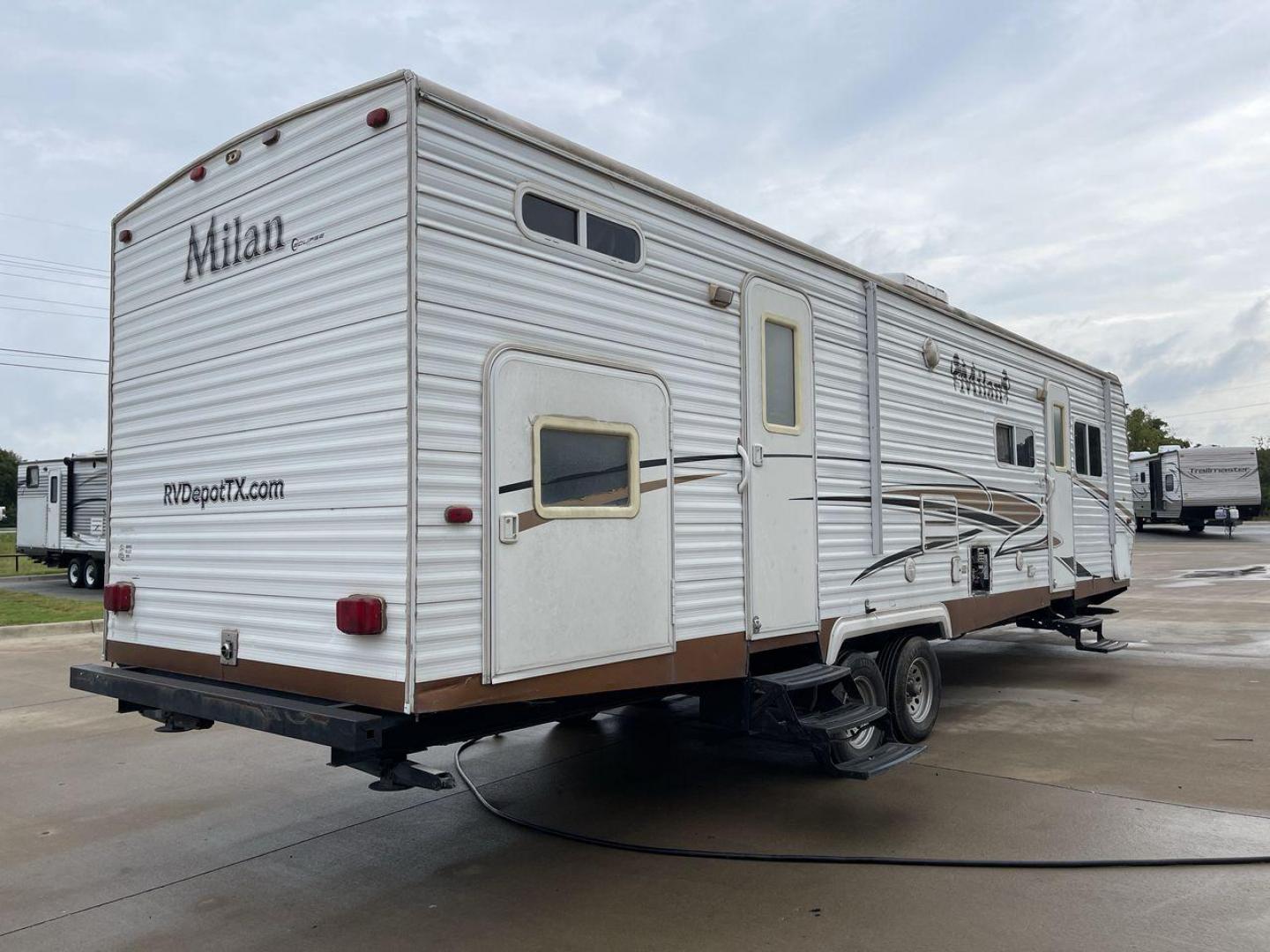 2009 MILAN 29BHSG (5LZBL2929AR) , Length: 34 ft | Dry Weight: 7,200 lbs | Slides: 1 transmission, located at 4319 N Main Street, Cleburne, TX, 76033, (817) 221-0660, 32.435829, -97.384178 - Photo#25