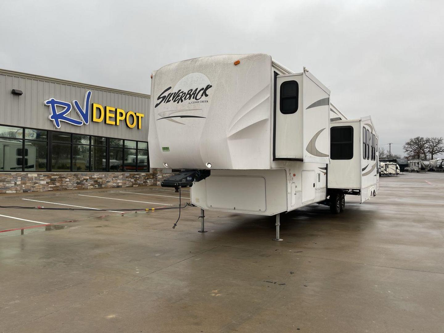 2010 WHITE CEDAR CREEK SILVERBA 35QB (4X4FCRL22AS) , Length: 41 ft.| Dry Weight: 12,184 lbs | Gross Weight: 15,500 lbs | Slides: 4 transmission, located at 4319 N Main Street, Cleburne, TX, 76033, (817) 221-0660, 32.435829, -97.384178 - With a length of 39 feet, the 35QB floor plan offers a private bunkhouse at the rear, ensuring a cozy retreat for the little ones or a group of friends. Its spacious living area with slide-outs expands the interior space for comfortable dining and entertainment. The kitchen is equipped with resident - Photo#0