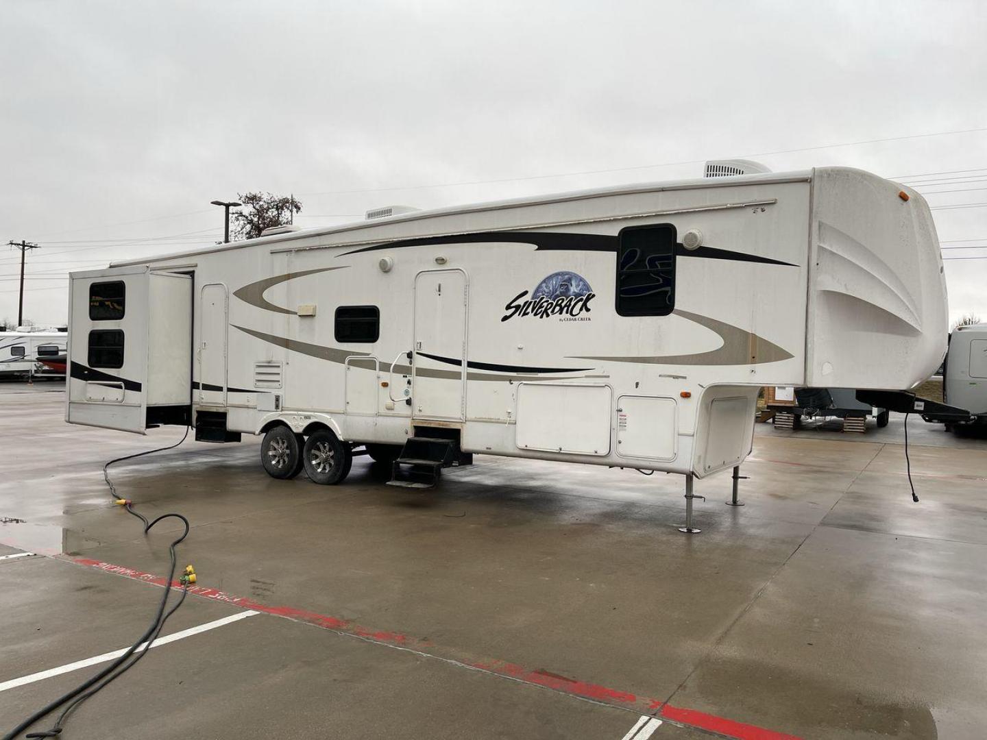 2010 WHITE CEDAR CREEK SILVERBA 35QB (4X4FCRL22AS) , Length: 41 ft.| Dry Weight: 12,184 lbs | Gross Weight: 15,500 lbs | Slides: 4 transmission, located at 4319 N Main Street, Cleburne, TX, 76033, (817) 221-0660, 32.435829, -97.384178 - With a length of 39 feet, the 35QB floor plan offers a private bunkhouse at the rear, ensuring a cozy retreat for the little ones or a group of friends. Its spacious living area with slide-outs expands the interior space for comfortable dining and entertainment. The kitchen is equipped with resident - Photo#25