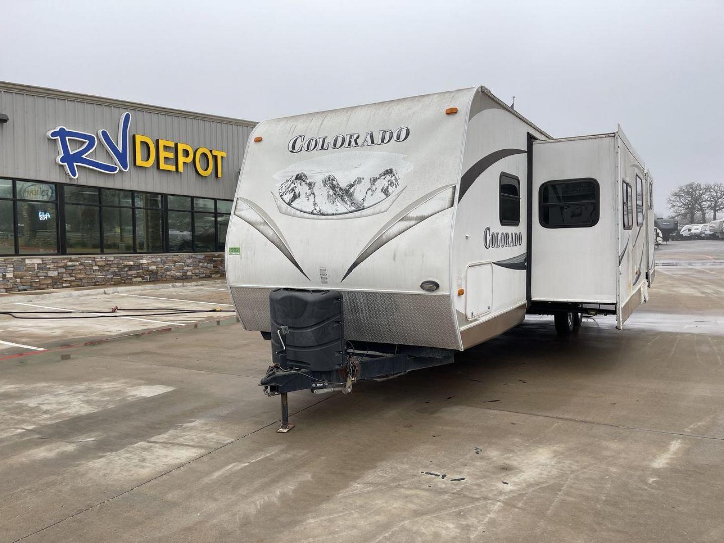 2010 WHITE COLORADO 31BH (47CTCRS2XAP) , Length: 35.58 ft. | Dry Weight: 9,242 lbs. | Slides: 2 transmission, located at 4319 N Main Street, Cleburne, TX, 76033, (817) 221-0660, 32.435829, -97.384178 - Discover extra features that contribute to making this RV an ideal investment. (1) the 2010 Colorado 31BH is lightweight and easy to tow, making it accessible for most SUVs and trucks. (2) It has Durable construction with aluminum exterior and laminated sidewalls (3) The Awning provides shade a - Photo#0