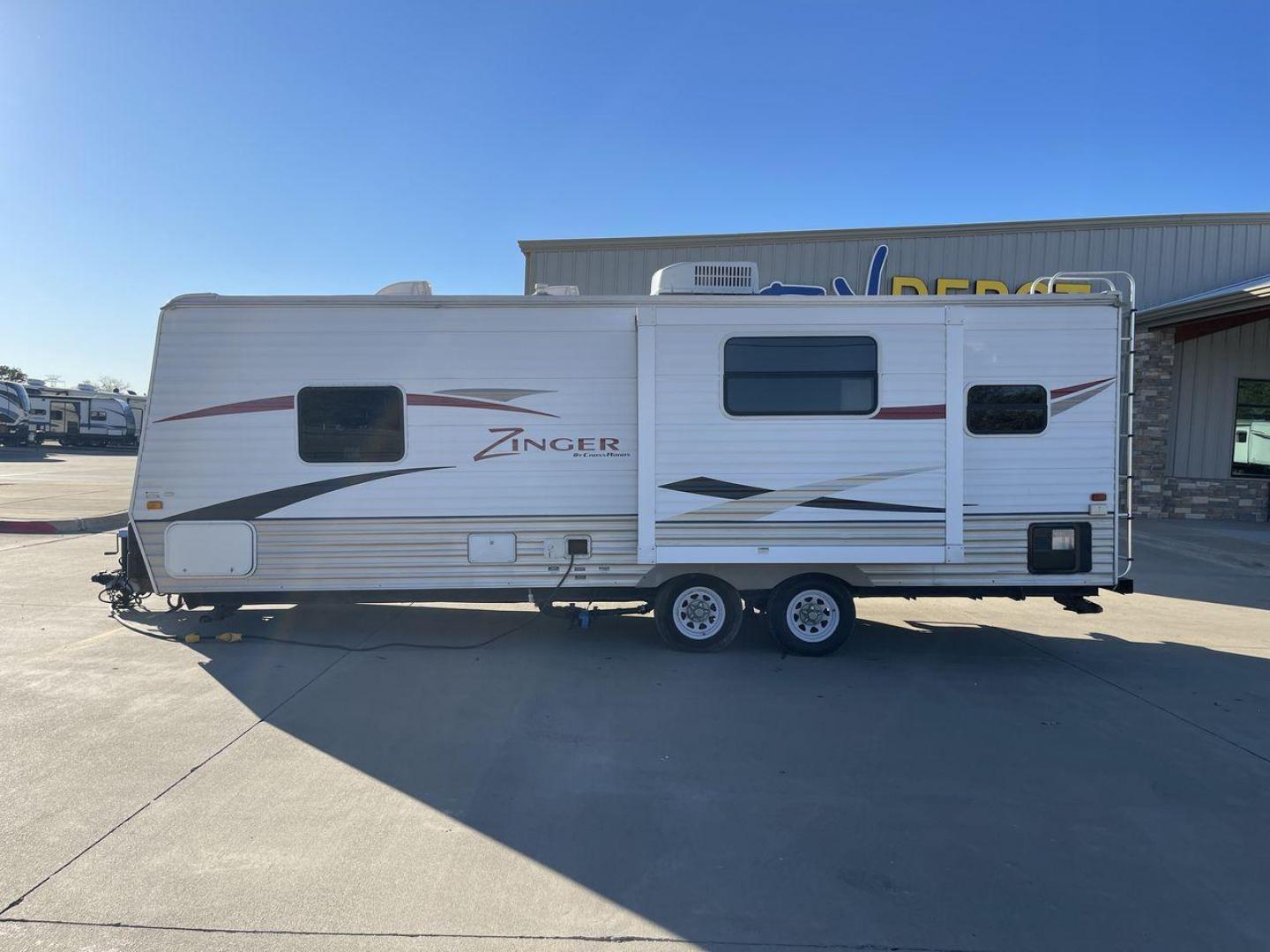 2010 WHITE CROSSROADS ZINGER (4V0TC252XAA) , Length: 26 ft | Dry Weight: 4,519 lbs | Gross Weight: 7,580 lbs | Slides: 1 transmission, located at 4319 N Main Street, Cleburne, TX, 76033, (817) 221-0660, 32.435829, -97.384178 - With the 2010 CrossRoads RV Zinger ZT250RK, you may have the perfect balance of comfort and convenience. The dry weight of this 26-foot travel trailer is 4,519 pounds, while the gross weight is 7,580. This makes it easy to tow without sacrificing space or comfort. This RV has a single slide-out and - Photo#23