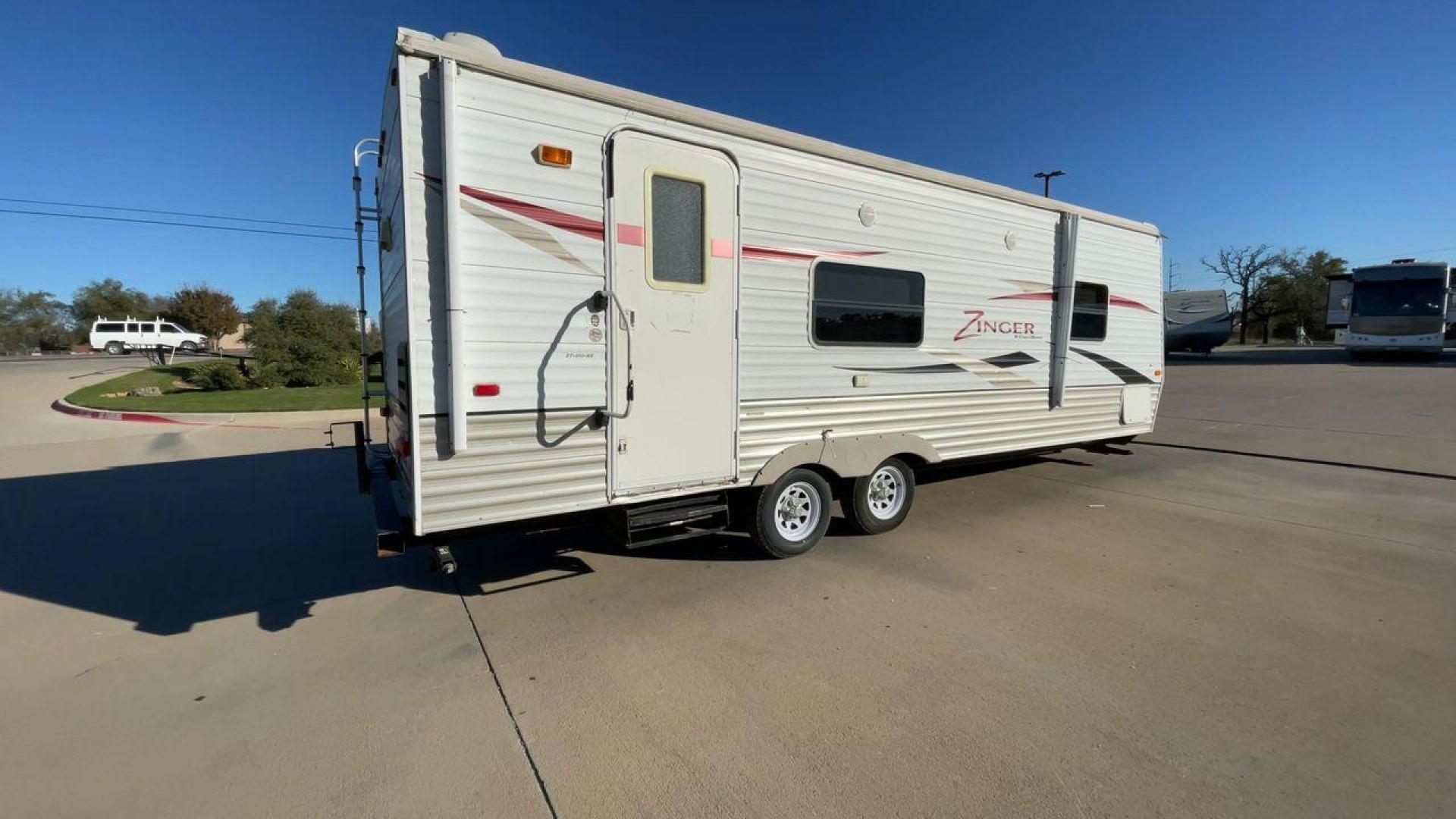 2010 WHITE CROSSROADS ZINGER (4V0TC252XAA) , Length: 26 ft | Dry Weight: 4,519 lbs | Gross Weight: 7,580 lbs | Slides: 1 transmission, located at 4319 N Main Street, Cleburne, TX, 76033, (817) 221-0660, 32.435829, -97.384178 - With the 2010 CrossRoads RV Zinger ZT250RK, you may have the perfect balance of comfort and convenience. The dry weight of this 26-foot travel trailer is 4,519 pounds, while the gross weight is 7,580. This makes it easy to tow without sacrificing space or comfort. This RV has a single slide-out and - Photo#1