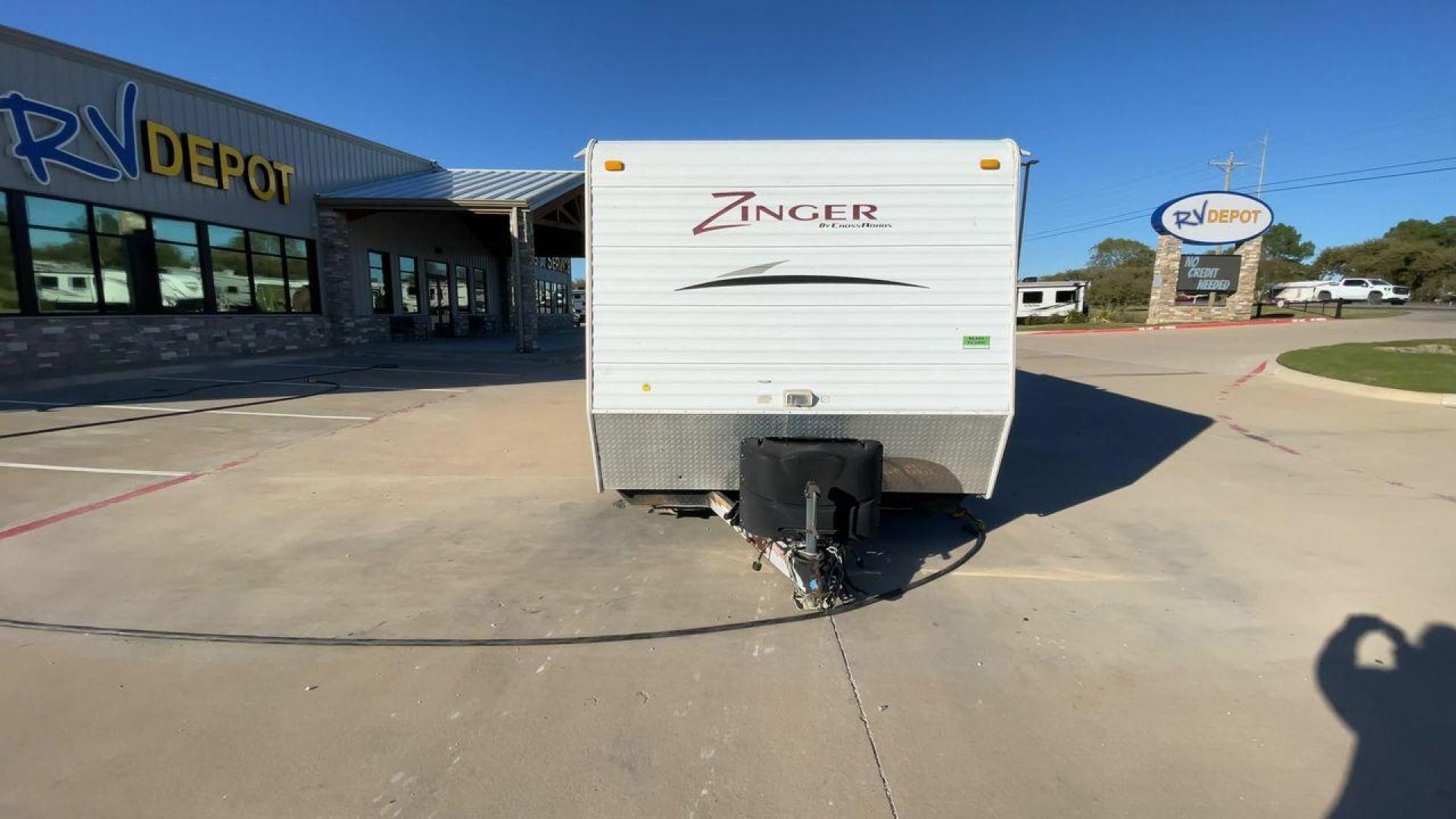 2010 WHITE CROSSROADS ZINGER (4V0TC252XAA) , Length: 26 ft | Dry Weight: 4,519 lbs | Gross Weight: 7,580 lbs | Slides: 1 transmission, located at 4319 N Main Street, Cleburne, TX, 76033, (817) 221-0660, 32.435829, -97.384178 - With the 2010 CrossRoads RV Zinger ZT250RK, you may have the perfect balance of comfort and convenience. The dry weight of this 26-foot travel trailer is 4,519 pounds, while the gross weight is 7,580. This makes it easy to tow without sacrificing space or comfort. This RV has a single slide-out and - Photo#4