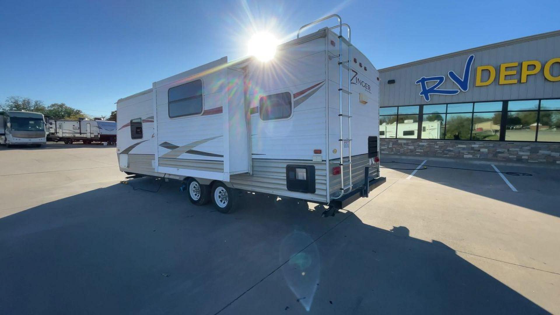 2010 WHITE CROSSROADS ZINGER (4V0TC252XAA) , Length: 26 ft | Dry Weight: 4,519 lbs | Gross Weight: 7,580 lbs | Slides: 1 transmission, located at 4319 N Main Street, Cleburne, TX, 76033, (817) 221-0660, 32.435829, -97.384178 - With the 2010 CrossRoads RV Zinger ZT250RK, you may have the perfect balance of comfort and convenience. The dry weight of this 26-foot travel trailer is 4,519 pounds, while the gross weight is 7,580. This makes it easy to tow without sacrificing space or comfort. This RV has a single slide-out and - Photo#7