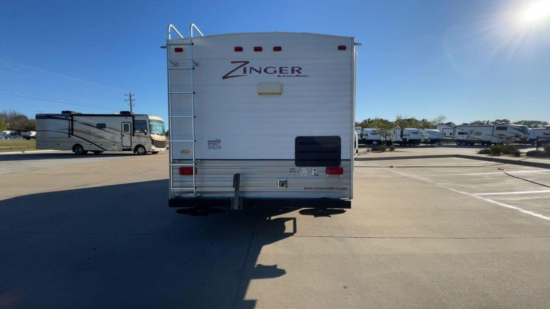 2010 WHITE CROSSROADS ZINGER (4V0TC252XAA) , Length: 26 ft | Dry Weight: 4,519 lbs | Gross Weight: 7,580 lbs | Slides: 1 transmission, located at 4319 N Main Street, Cleburne, TX, 76033, (817) 221-0660, 32.435829, -97.384178 - With the 2010 CrossRoads RV Zinger ZT250RK, you may have the perfect balance of comfort and convenience. The dry weight of this 26-foot travel trailer is 4,519 pounds, while the gross weight is 7,580. This makes it easy to tow without sacrificing space or comfort. This RV has a single slide-out and - Photo#8