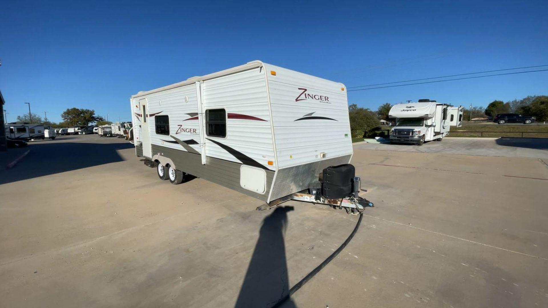 2010 WHITE CROSSROADS ZINGER (4V0TC252XAA) , Length: 26 ft | Dry Weight: 4,519 lbs | Gross Weight: 7,580 lbs | Slides: 1 transmission, located at 4319 N Main Street, Cleburne, TX, 76033, (817) 221-0660, 32.435829, -97.384178 - With the 2010 CrossRoads RV Zinger ZT250RK, you may have the perfect balance of comfort and convenience. The dry weight of this 26-foot travel trailer is 4,519 pounds, while the gross weight is 7,580. This makes it easy to tow without sacrificing space or comfort. This RV has a single slide-out and - Photo#3