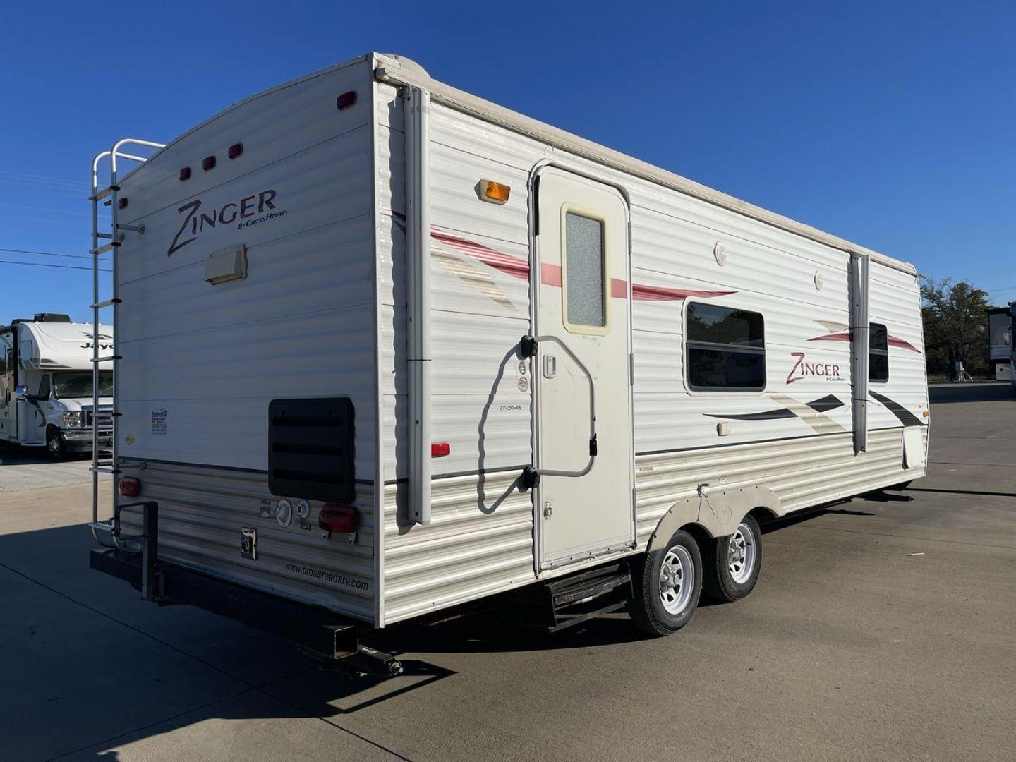 2010 WHITE CROSSROADS ZINGER (4V0TC252XAA) , Length: 26 ft | Dry Weight: 4,519 lbs | Gross Weight: 7,580 lbs | Slides: 1 transmission, located at 4319 N Main Street, Cleburne, TX, 76033, (817) 221-0660, 32.435829, -97.384178 - With the 2010 CrossRoads RV Zinger ZT250RK, you may have the perfect balance of comfort and convenience. The dry weight of this 26-foot travel trailer is 4,519 pounds, while the gross weight is 7,580. This makes it easy to tow without sacrificing space or comfort. This RV has a single slide-out and - Photo#25