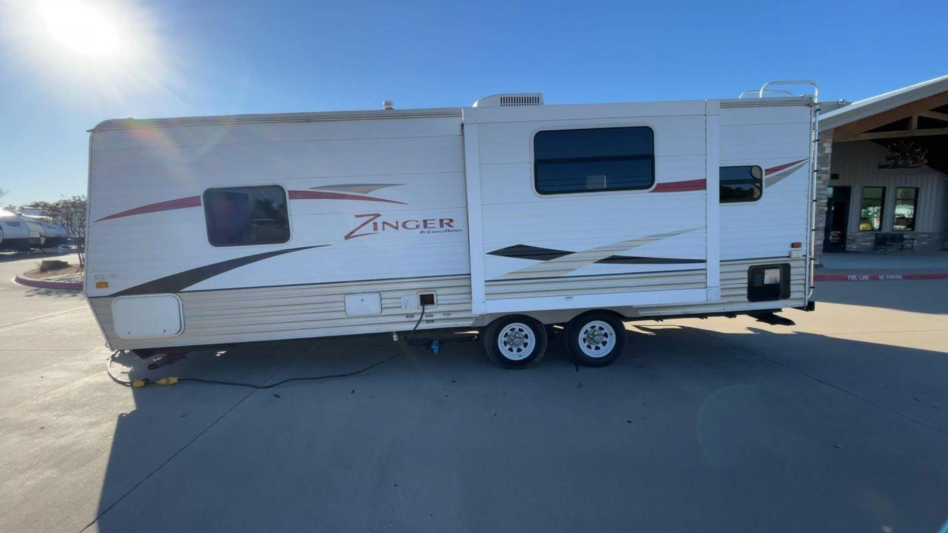 2010 WHITE CROSSROADS ZINGER (4V0TC252XAA) , Length: 26 ft | Dry Weight: 4,519 lbs | Gross Weight: 7,580 lbs | Slides: 1 transmission, located at 4319 N Main Street, Cleburne, TX, 76033, (817) 221-0660, 32.435829, -97.384178 - With the 2010 CrossRoads RV Zinger ZT250RK, you may have the perfect balance of comfort and convenience. The dry weight of this 26-foot travel trailer is 4,519 pounds, while the gross weight is 7,580. This makes it easy to tow without sacrificing space or comfort. This RV has a single slide-out and - Photo#6