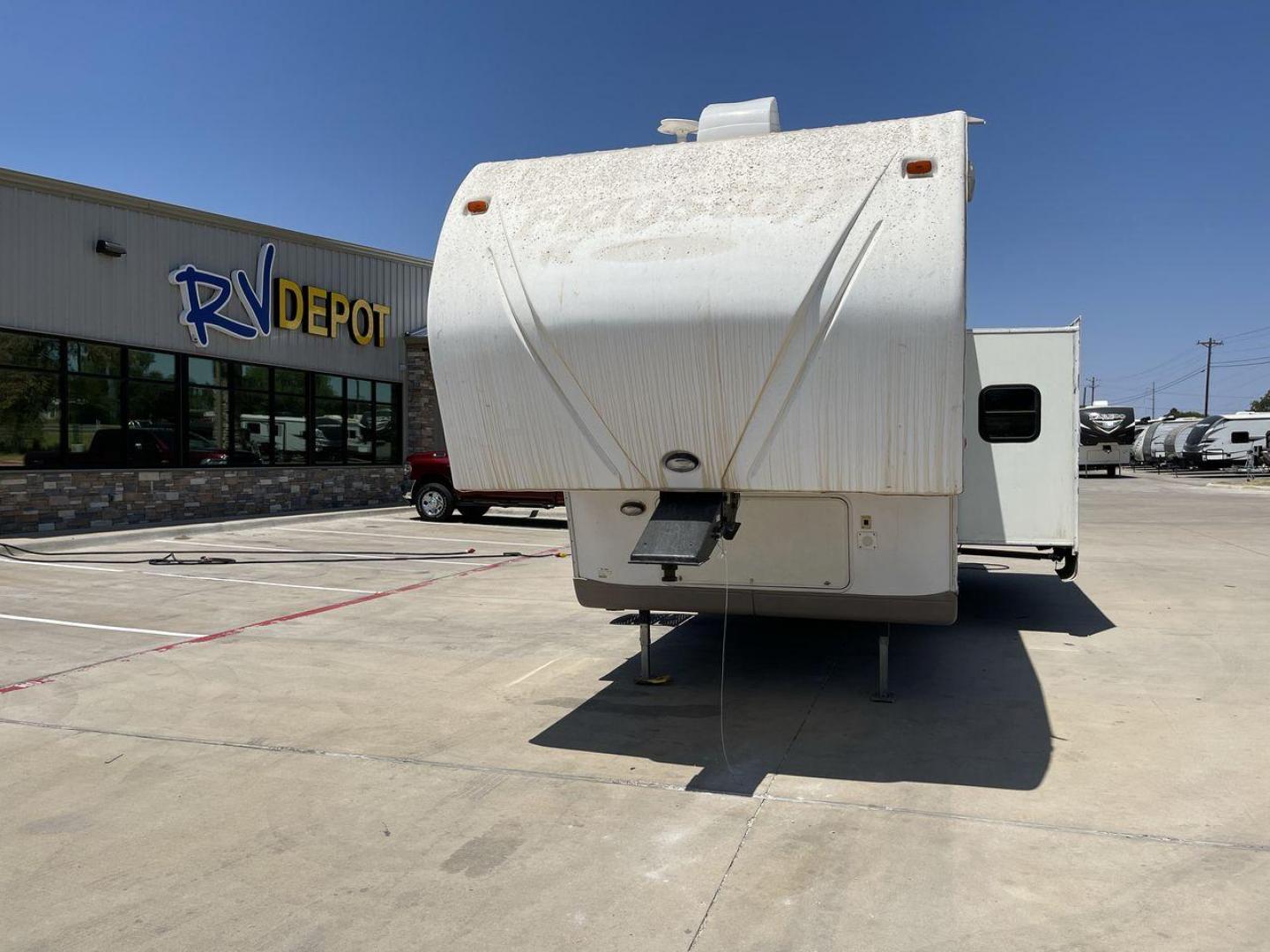 2010 WHITE FLAGSTAFF 8528CKSS - (4X4FFLD20A1) , Length: 30 ft. | Dry Weight: 6,877 lbs. | Slides: 2 transmission, located at 4319 N Main Street, Cleburne, TX, 76033, (817) 221-0660, 32.435829, -97.384178 - The 2010 Flagstaff 8528CKSS CT is a well-crafted and compact travel trailer designed for comfort and convenience on the road. With a length of 30 feet 11 inches, a width of 8 feet, and a height of 12 feet 7 inches, this trailer offers a balance of space and maneuverability. Its thoughtful constructi - Photo#0