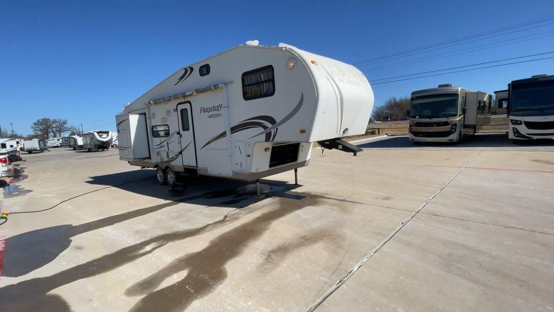 2010 WHITE FLAGSTAFF 8528CKSS - (4X4FFLD20A1) , Length: 30 ft. | Dry Weight: 6,877 lbs. | Slides: 2 transmission, located at 4319 N Main Street, Cleburne, TX, 76033, (817) 221-0660, 32.435829, -97.384178 - The 2010 Flagstaff 8528CKSS CT is a well-crafted and compact travel trailer designed for comfort and convenience on the road. With a length of 30 feet 11 inches, a width of 8 feet, and a height of 12 feet 7 inches, this trailer offers a balance of space and maneuverability. Its thoughtful constructi - Photo#3