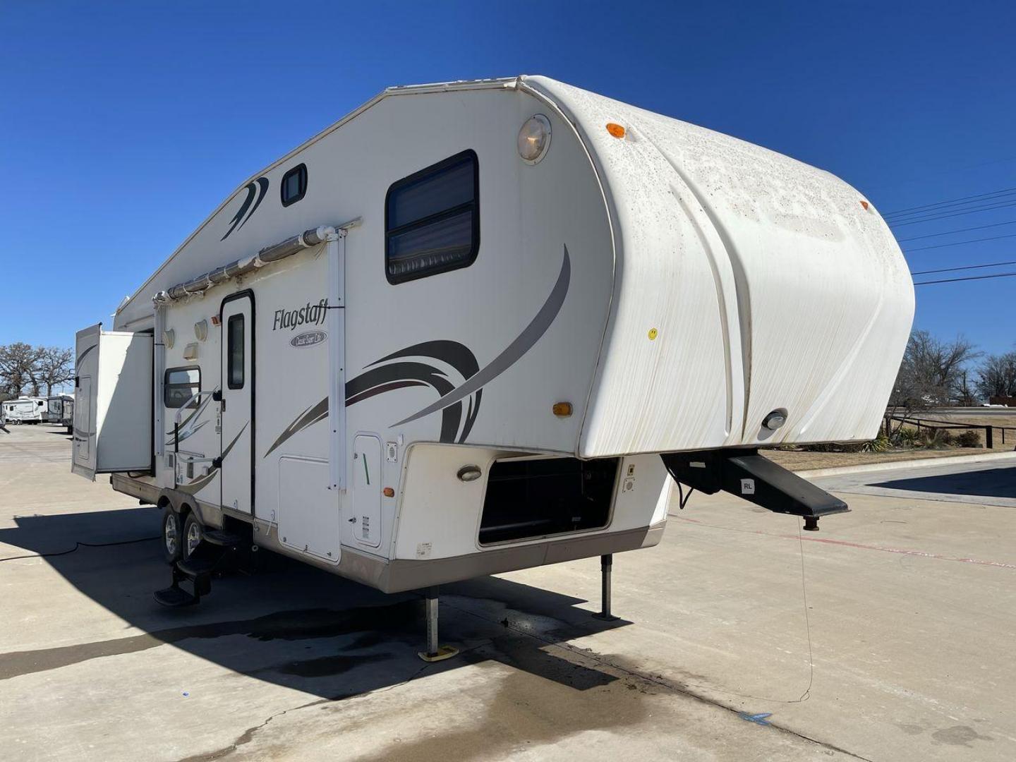 2010 WHITE FLAGSTAFF 8528CKSS - (4X4FFLD20A1) , Length: 30 ft. | Dry Weight: 6,877 lbs. | Slides: 2 transmission, located at 4319 N Main Street, Cleburne, TX, 76033, (817) 221-0660, 32.435829, -97.384178 - The 2010 Flagstaff 8528CKSS CT is a well-crafted and compact travel trailer designed for comfort and convenience on the road. With a length of 30 feet 11 inches, a width of 8 feet, and a height of 12 feet 7 inches, this trailer offers a balance of space and maneuverability. Its thoughtful constructi - Photo#23