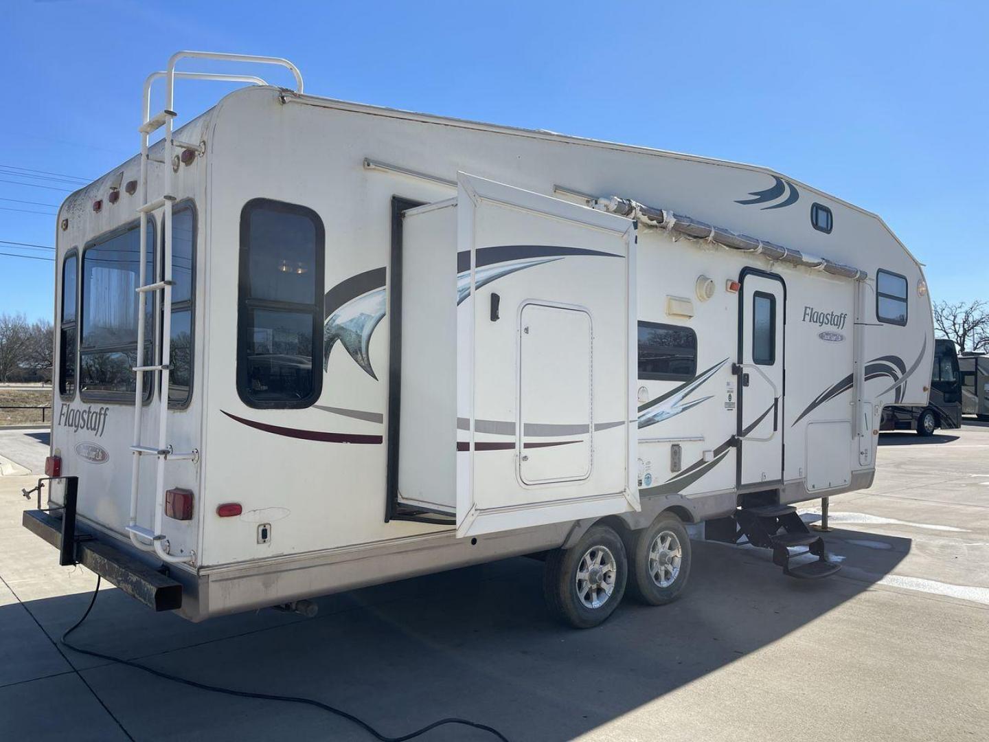 2010 WHITE FLAGSTAFF 8528CKSS - (4X4FFLD20A1) , Length: 30 ft. | Dry Weight: 6,877 lbs. | Slides: 2 transmission, located at 4319 N Main Street, Cleburne, TX, 76033, (817) 221-0660, 32.435829, -97.384178 - The 2010 Flagstaff 8528CKSS CT is a well-crafted and compact travel trailer designed for comfort and convenience on the road. With a length of 30 feet 11 inches, a width of 8 feet, and a height of 12 feet 7 inches, this trailer offers a balance of space and maneuverability. Its thoughtful constructi - Photo#25