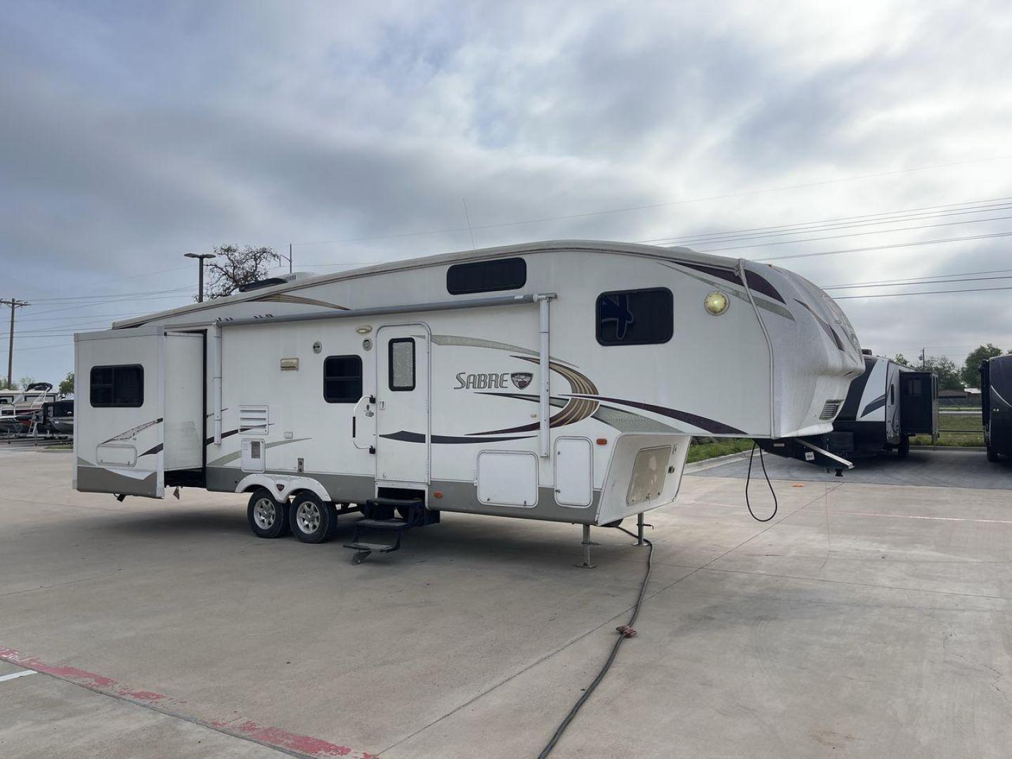 2010 WHITE FOREST RIVER SABRE 32QBDS - (4X4FSRH28A3) , Length: 35 ft. | Dry Weight: 9,235 lbs. | Gross Weight: 11,682 lbs. | Slides: 2 transmission, located at 4319 N Main Street, Cleburne, TX, 76033, (817) 221-0660, 32.435829, -97.384178 - This 2010 Forest River Sabre 32QBDS has a very family-friendly floor plan. It measures 35 ft in length and has a dry weight of 9,235 lbs. The gross weight is 11,682 lbs, and it has two slides. The door leads you to the central living and kitchen area. The living area comes with an entertainment cent - Photo#22