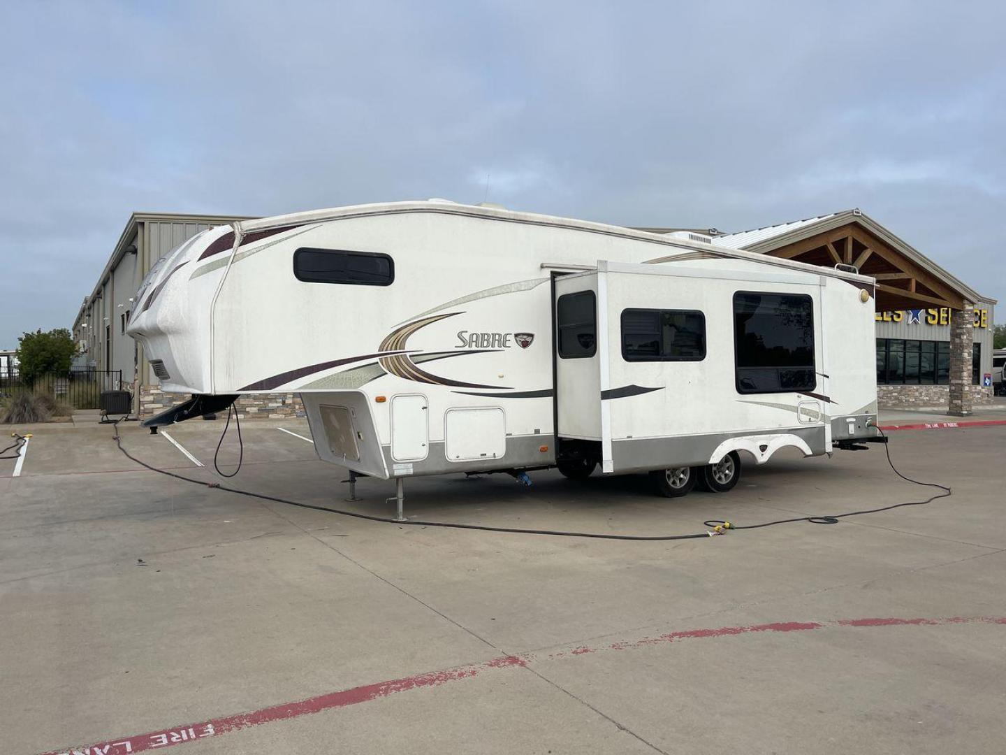 2010 WHITE FOREST RIVER SABRE 32QBDS - (4X4FSRH28A3) , Length: 35 ft. | Dry Weight: 9,235 lbs. | Gross Weight: 11,682 lbs. | Slides: 2 transmission, located at 4319 N Main Street, Cleburne, TX, 76033, (817) 221-0660, 32.435829, -97.384178 - This 2010 Forest River Sabre 32QBDS has a very family-friendly floor plan. It measures 35 ft in length and has a dry weight of 9,235 lbs. The gross weight is 11,682 lbs, and it has two slides. The door leads you to the central living and kitchen area. The living area comes with an entertainment cent - Photo#23