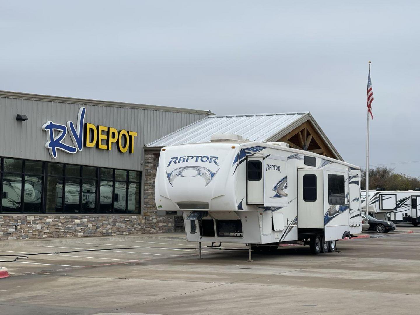 2010 WHITE RAPTOR 400RBG (4YDF4003XAR) , Length: 41.58 ft | Dry Weight: 13,263 lbs | Slides: 3 transmission, located at 4319 N Main Street, Cleburne, TX, 76033, (817) 221-0660, 32.435829, -97.384178 - Set off on an exciting and cozy journey with the 2010 Keystone Raptor RP400 Toy Hauler, a remarkable creation that combines cutting-edge technology with ultimate relaxation. With a length of 41.58 feet, this toy hauler is crafted to enhance your RV adventure significantly. Designed with a sturdy alu - Photo#0