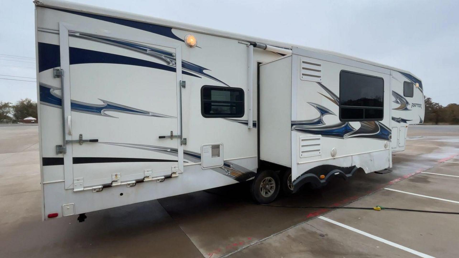 2010 WHITE RAPTOR 400RBG (4YDF4003XAR) , Length: 41.58 ft | Dry Weight: 13,263 lbs | Slides: 3 transmission, located at 4319 N Main Street, Cleburne, TX, 76033, (817) 221-0660, 32.435829, -97.384178 - Set off on an exciting and cozy journey with the 2010 Keystone Raptor RP400 Toy Hauler, a remarkable creation that combines cutting-edge technology with ultimate relaxation. With a length of 41.58 feet, this toy hauler is crafted to enhance your RV adventure significantly. Designed with a sturdy alu - Photo#1