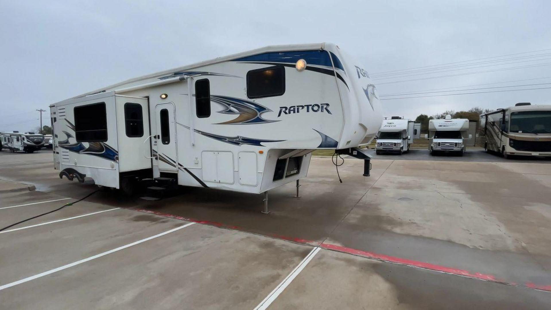 2010 WHITE RAPTOR 400RBG (4YDF4003XAR) , Length: 41.58 ft | Dry Weight: 13,263 lbs | Slides: 3 transmission, located at 4319 N Main Street, Cleburne, TX, 76033, (817) 221-0660, 32.435829, -97.384178 - Set off on an exciting and cozy journey with the 2010 Keystone Raptor RP400 Toy Hauler, a remarkable creation that combines cutting-edge technology with ultimate relaxation. With a length of 41.58 feet, this toy hauler is crafted to enhance your RV adventure significantly. Designed with a sturdy alu - Photo#3