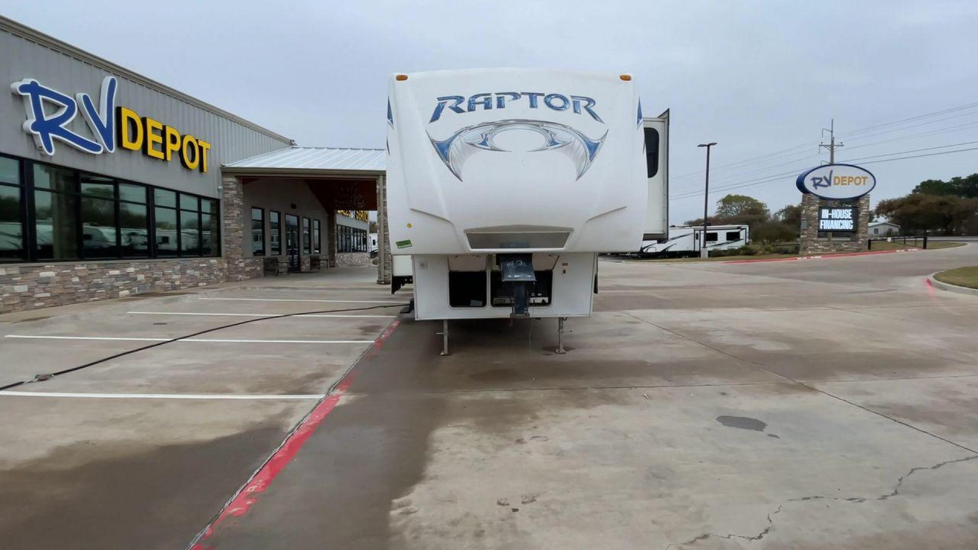 2010 WHITE RAPTOR 400RBG (4YDF4003XAR) , Length: 41.58 ft | Dry Weight: 13,263 lbs | Slides: 3 transmission, located at 4319 N Main Street, Cleburne, TX, 76033, (817) 221-0660, 32.435829, -97.384178 - Set off on an exciting and cozy journey with the 2010 Keystone Raptor RP400 Toy Hauler, a remarkable creation that combines cutting-edge technology with ultimate relaxation. With a length of 41.58 feet, this toy hauler is crafted to enhance your RV adventure significantly. Designed with a sturdy alu - Photo#4