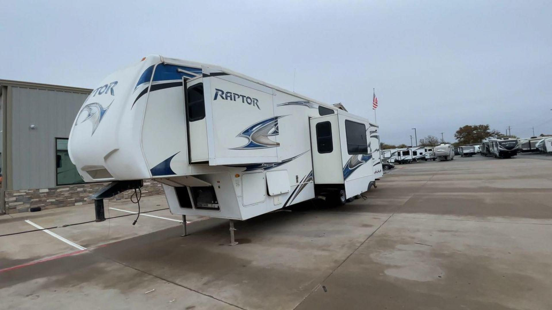 2010 WHITE RAPTOR 400RBG (4YDF4003XAR) , Length: 41.58 ft | Dry Weight: 13,263 lbs | Slides: 3 transmission, located at 4319 N Main Street, Cleburne, TX, 76033, (817) 221-0660, 32.435829, -97.384178 - Set off on an exciting and cozy journey with the 2010 Keystone Raptor RP400 Toy Hauler, a remarkable creation that combines cutting-edge technology with ultimate relaxation. With a length of 41.58 feet, this toy hauler is crafted to enhance your RV adventure significantly. Designed with a sturdy alu - Photo#5