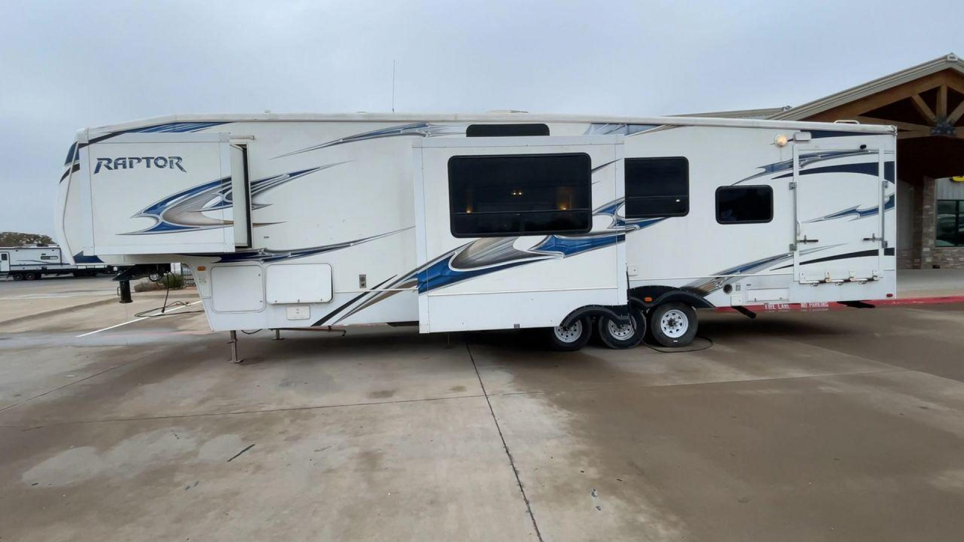 2010 WHITE RAPTOR 400RBG (4YDF4003XAR) , Length: 41.58 ft | Dry Weight: 13,263 lbs | Slides: 3 transmission, located at 4319 N Main Street, Cleburne, TX, 76033, (817) 221-0660, 32.435829, -97.384178 - Set off on an exciting and cozy journey with the 2010 Keystone Raptor RP400 Toy Hauler, a remarkable creation that combines cutting-edge technology with ultimate relaxation. With a length of 41.58 feet, this toy hauler is crafted to enhance your RV adventure significantly. Designed with a sturdy alu - Photo#6