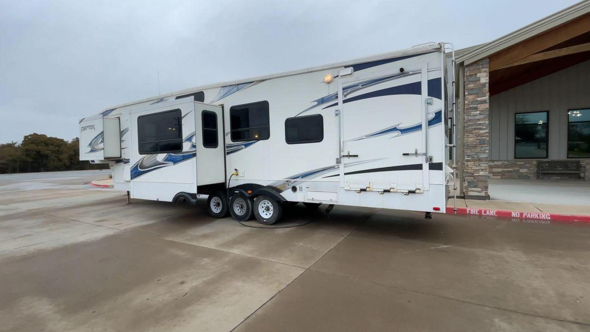 2010 WHITE RAPTOR 400RBG (4YDF4003XAR) , Length: 41.58 ft | Dry Weight: 13,263 lbs | Slides: 3 transmission, located at 4319 N Main Street, Cleburne, TX, 76033, (817) 221-0660, 32.435829, -97.384178 - Set off on an exciting and cozy journey with the 2010 Keystone Raptor RP400 Toy Hauler, a remarkable creation that combines cutting-edge technology with ultimate relaxation. With a length of 41.58 feet, this toy hauler is crafted to enhance your RV adventure significantly. Designed with a sturdy alu - Photo#7