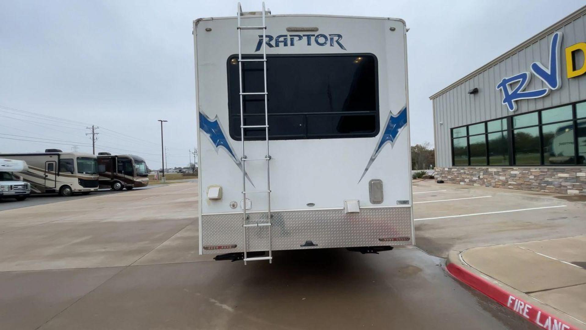 2010 WHITE RAPTOR 400RBG (4YDF4003XAR) , Length: 41.58 ft | Dry Weight: 13,263 lbs | Slides: 3 transmission, located at 4319 N Main Street, Cleburne, TX, 76033, (817) 221-0660, 32.435829, -97.384178 - Set off on an exciting and cozy journey with the 2010 Keystone Raptor RP400 Toy Hauler, a remarkable creation that combines cutting-edge technology with ultimate relaxation. With a length of 41.58 feet, this toy hauler is crafted to enhance your RV adventure significantly. Designed with a sturdy alu - Photo#8