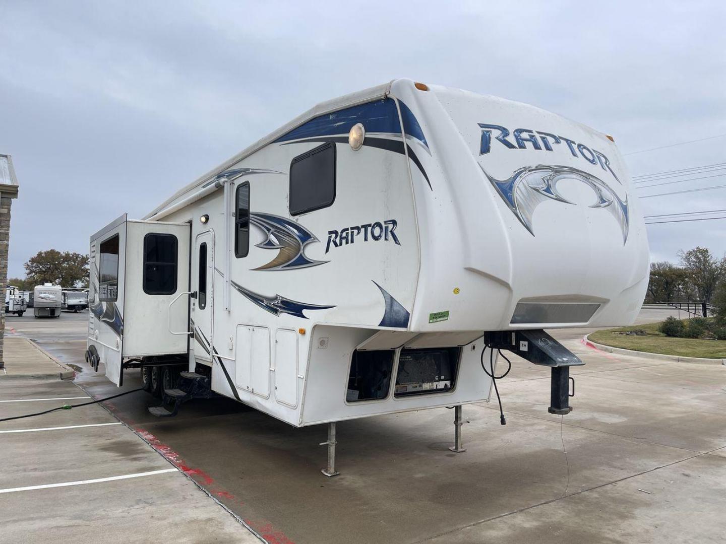 2010 WHITE RAPTOR 400RBG (4YDF4003XAR) , Length: 41.58 ft | Dry Weight: 13,263 lbs | Slides: 3 transmission, located at 4319 N Main Street, Cleburne, TX, 76033, (817) 221-0660, 32.435829, -97.384178 - Set off on an exciting and cozy journey with the 2010 Keystone Raptor RP400 Toy Hauler, a remarkable creation that combines cutting-edge technology with ultimate relaxation. With a length of 41.58 feet, this toy hauler is crafted to enhance your RV adventure significantly. Designed with a sturdy alu - Photo#23