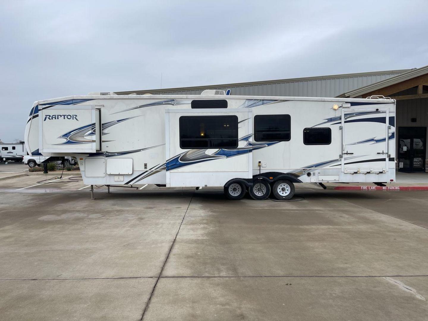 2010 WHITE RAPTOR 400RBG (4YDF4003XAR) , Length: 41.58 ft | Dry Weight: 13,263 lbs | Slides: 3 transmission, located at 4319 N Main Street, Cleburne, TX, 76033, (817) 221-0660, 32.435829, -97.384178 - Set off on an exciting and cozy journey with the 2010 Keystone Raptor RP400 Toy Hauler, a remarkable creation that combines cutting-edge technology with ultimate relaxation. With a length of 41.58 feet, this toy hauler is crafted to enhance your RV adventure significantly. Designed with a sturdy alu - Photo#24