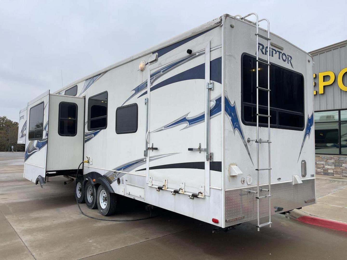 2010 WHITE RAPTOR 400RBG (4YDF4003XAR) , Length: 41.58 ft | Dry Weight: 13,263 lbs | Slides: 3 transmission, located at 4319 N Main Street, Cleburne, TX, 76033, (817) 221-0660, 32.435829, -97.384178 - Set off on an exciting and cozy journey with the 2010 Keystone Raptor RP400 Toy Hauler, a remarkable creation that combines cutting-edge technology with ultimate relaxation. With a length of 41.58 feet, this toy hauler is crafted to enhance your RV adventure significantly. Designed with a sturdy alu - Photo#25