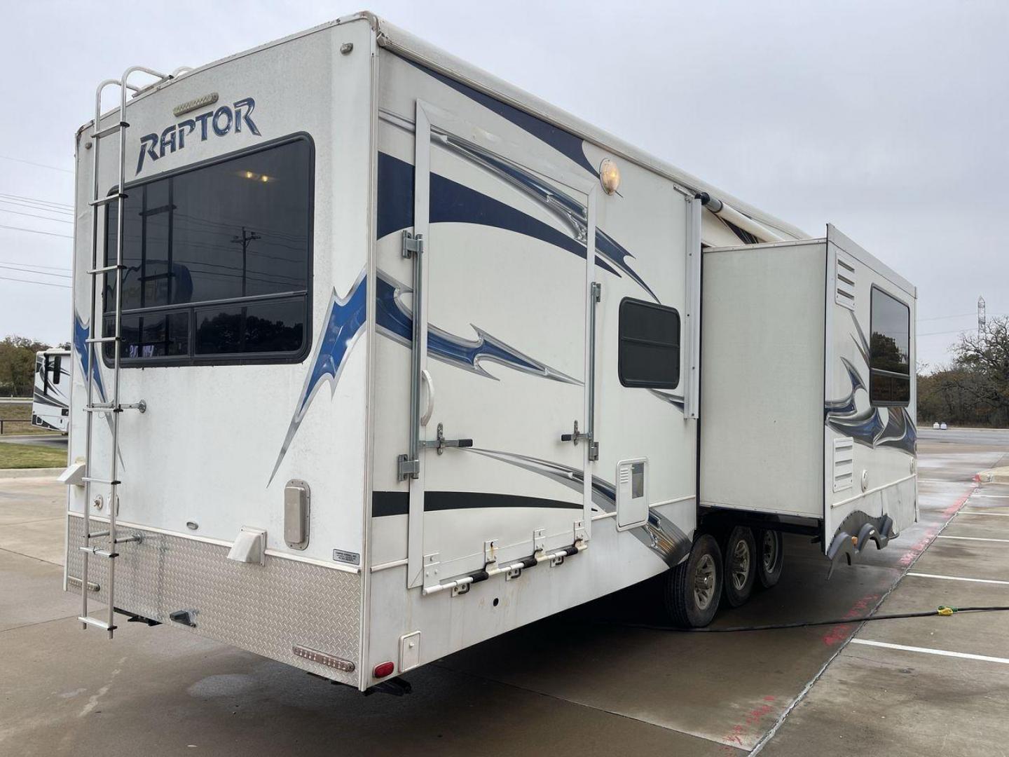 2010 WHITE RAPTOR 400RBG (4YDF4003XAR) , Length: 41.58 ft | Dry Weight: 13,263 lbs | Slides: 3 transmission, located at 4319 N Main Street, Cleburne, TX, 76033, (817) 221-0660, 32.435829, -97.384178 - Set off on an exciting and cozy journey with the 2010 Keystone Raptor RP400 Toy Hauler, a remarkable creation that combines cutting-edge technology with ultimate relaxation. With a length of 41.58 feet, this toy hauler is crafted to enhance your RV adventure significantly. Designed with a sturdy alu - Photo#26