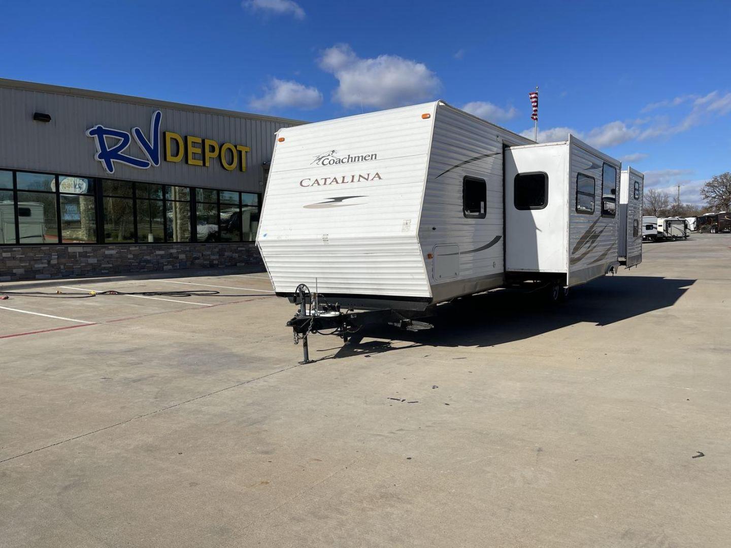 2011 WHITE CATALINA 32BHDS - (5ZT2CAXB9BT) , Length: 35.83 ft. | Dry Weight: 7,378 lbs. | Gross Weight: 9,900 lbs. | Slides: 2 transmission, located at 4319 N Main Street, Cleburne, TX, 76033, (817) 221-0660, 32.435829, -97.384178 - Photo#0