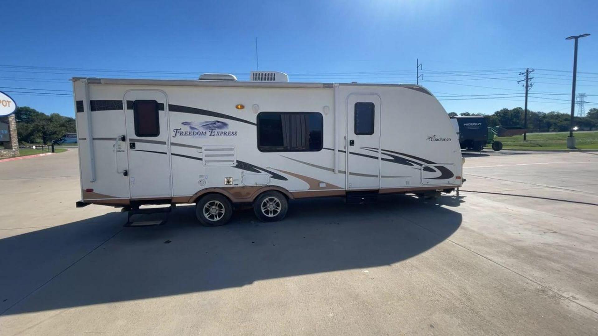 2011 COACHMEN FREEDOM EXPRESS 242R (5ZT2FENB9BA) , Length: 27.75 ft. | Dry Weight: 4,713 lbs. | Slides: 1 transmission, located at 4319 N Main Street, Cleburne, TX, 76033, (817) 221-0660, 32.435829, -97.384178 - The 2011 Forest River Freedom Express 242R is a lightweight travel trailer with a clever and practical floorplan! This camper measures over 27 ft. in length and weighs 4,713 lbs. unloaded. It is equipped with a large slide to maximize interior flooring. It also comes with two entries for peak conven - Photo#2