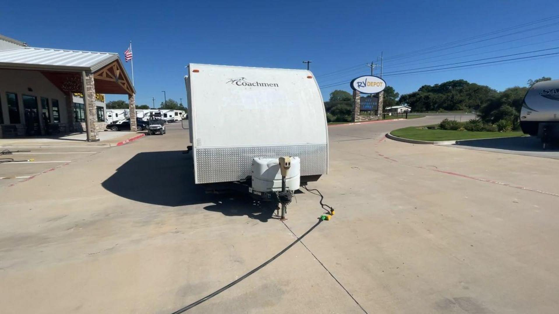 2011 COACHMEN FREEDOM EXPRESS 242R (5ZT2FENB9BA) , Length: 27.75 ft. | Dry Weight: 4,713 lbs. | Slides: 1 transmission, located at 4319 N Main Street, Cleburne, TX, 76033, (817) 221-0660, 32.435829, -97.384178 - The 2011 Forest River Freedom Express 242R is a lightweight travel trailer with a clever and practical floorplan! This camper measures over 27 ft. in length and weighs 4,713 lbs. unloaded. It is equipped with a large slide to maximize interior flooring. It also comes with two entries for peak conven - Photo#4