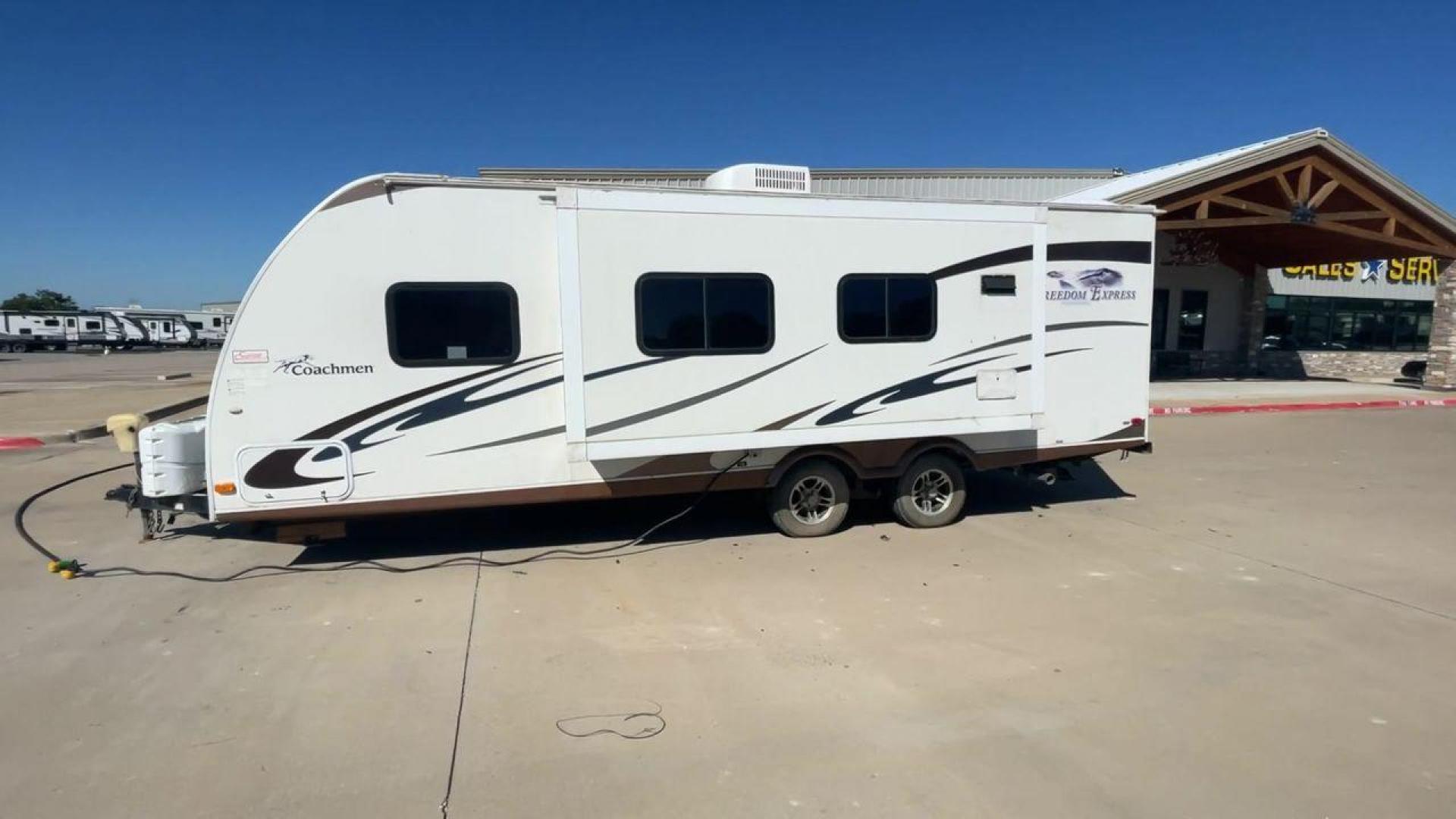 2011 COACHMEN FREEDOM EXPRESS 242R (5ZT2FENB9BA) , Length: 27.75 ft. | Dry Weight: 4,713 lbs. | Slides: 1 transmission, located at 4319 N Main Street, Cleburne, TX, 76033, (817) 221-0660, 32.435829, -97.384178 - The 2011 Forest River Freedom Express 242R is a lightweight travel trailer with a clever and practical floorplan! This camper measures over 27 ft. in length and weighs 4,713 lbs. unloaded. It is equipped with a large slide to maximize interior flooring. It also comes with two entries for peak conven - Photo#6