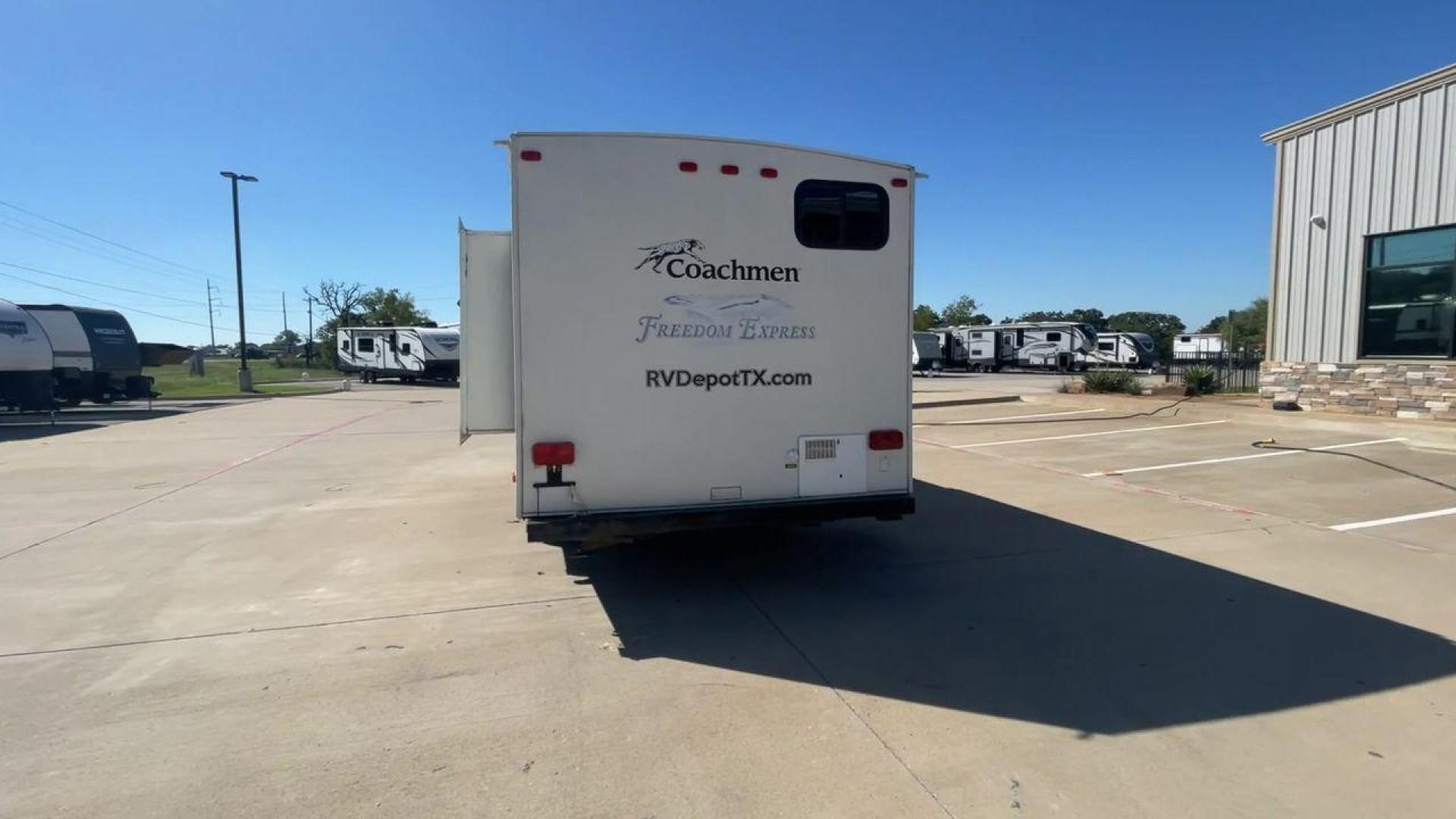 2011 COACHMEN FREEDOM EXPRESS 242R (5ZT2FENB9BA) , Length: 27.75 ft. | Dry Weight: 4,713 lbs. | Slides: 1 transmission, located at 4319 N Main Street, Cleburne, TX, 76033, (817) 221-0660, 32.435829, -97.384178 - The 2011 Forest River Freedom Express 242R is a lightweight travel trailer with a clever and practical floorplan! This camper measures over 27 ft. in length and weighs 4,713 lbs. unloaded. It is equipped with a large slide to maximize interior flooring. It also comes with two entries for peak conven - Photo#8