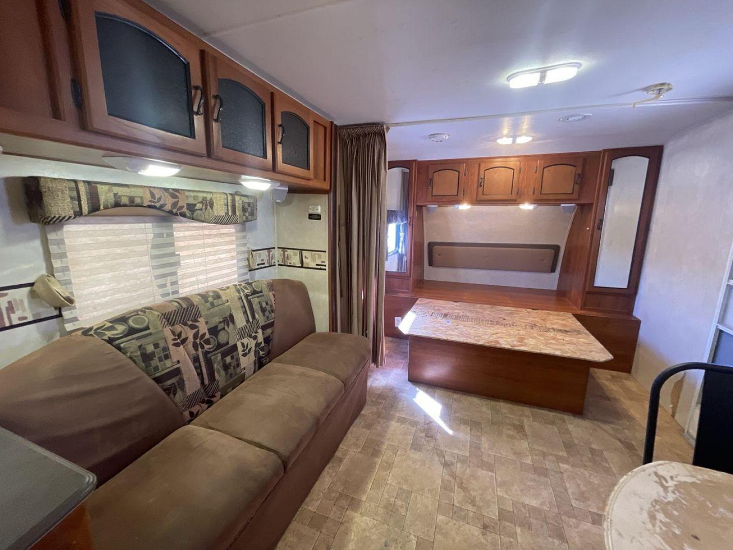 2011 COACHMEN FREEDOM EXPRESS 242R (5ZT2FENB9BA) , Length: 27.75 ft. | Dry Weight: 4,713 lbs. | Slides: 1 transmission, located at 4319 N Main Street, Cleburne, TX, 76033, (817) 221-0660, 32.435829, -97.384178 - The 2011 Forest River Freedom Express 242R is a lightweight travel trailer with a clever and practical floorplan! This camper measures over 27 ft. in length and weighs 4,713 lbs. unloaded. It is equipped with a large slide to maximize interior flooring. It also comes with two entries for peak conven - Photo#10