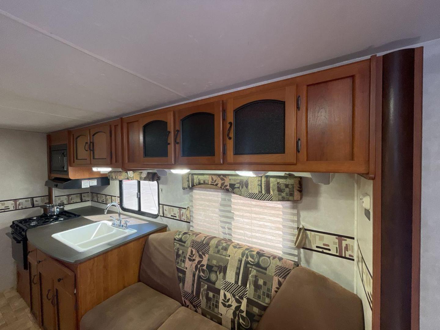 2011 COACHMEN FREEDOM EXPRESS 242R (5ZT2FENB9BA) , Length: 27.75 ft. | Dry Weight: 4,713 lbs. | Slides: 1 transmission, located at 4319 N Main Street, Cleburne, TX, 76033, (817) 221-0660, 32.435829, -97.384178 - The 2011 Forest River Freedom Express 242R is a lightweight travel trailer with a clever and practical floorplan! This camper measures over 27 ft. in length and weighs 4,713 lbs. unloaded. It is equipped with a large slide to maximize interior flooring. It also comes with two entries for peak conven - Photo#18