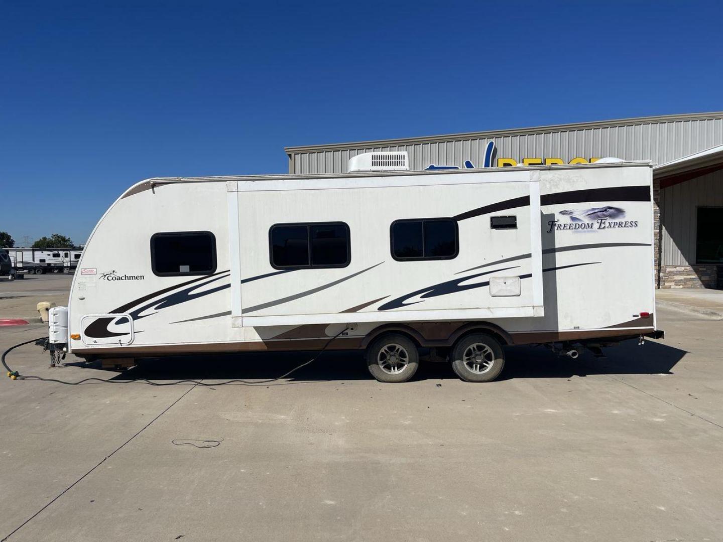 2011 COACHMEN FREEDOM EXPRESS 242R (5ZT2FENB9BA) , Length: 27.75 ft. | Dry Weight: 4,713 lbs. | Slides: 1 transmission, located at 4319 N Main Street, Cleburne, TX, 76033, (817) 221-0660, 32.435829, -97.384178 - The 2011 Forest River Freedom Express 242R is a lightweight travel trailer with a clever and practical floorplan! This camper measures over 27 ft. in length and weighs 4,713 lbs. unloaded. It is equipped with a large slide to maximize interior flooring. It also comes with two entries for peak conven - Photo#23