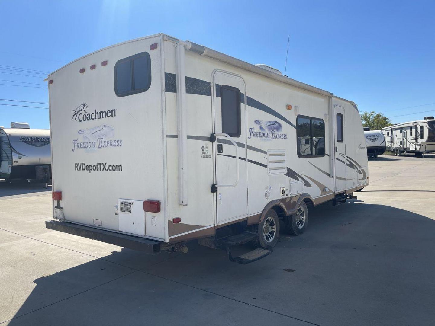 2011 COACHMEN FREEDOM EXPRESS 242R (5ZT2FENB9BA) , Length: 27.75 ft. | Dry Weight: 4,713 lbs. | Slides: 1 transmission, located at 4319 N Main Street, Cleburne, TX, 76033, (817) 221-0660, 32.435829, -97.384178 - The 2011 Forest River Freedom Express 242R is a lightweight travel trailer with a clever and practical floorplan! This camper measures over 27 ft. in length and weighs 4,713 lbs. unloaded. It is equipped with a large slide to maximize interior flooring. It also comes with two entries for peak conven - Photo#24