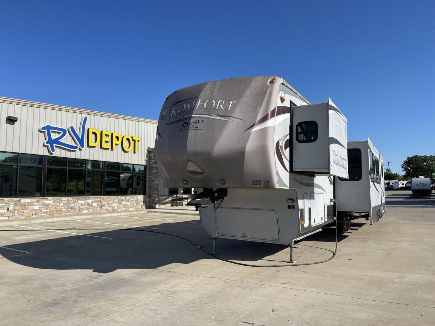 2011 GRAY DUTCHMEN KOMFORT 3530FBH (47CFKMV28BP) , Length: 40 ft | Dry Weight: 11,640 lbs | Slides: 3 transmission, located at 4319 N Main Street, Cleburne, TX, 76033, (817) 221-0660, 32.435829, -97.384178 - This 2011 Dutchmen Komfort Fifth Wheel is 40 feet long, over 12 feet tall, and weighs 11,640 lbs. It is a dual axel and has a hitch weight of 2,526 lbs. This model has 3 slides and 1 awning. The outside appearance of this unit is a white base color with deep brown decals and hints of red. It also ha - Photo#0