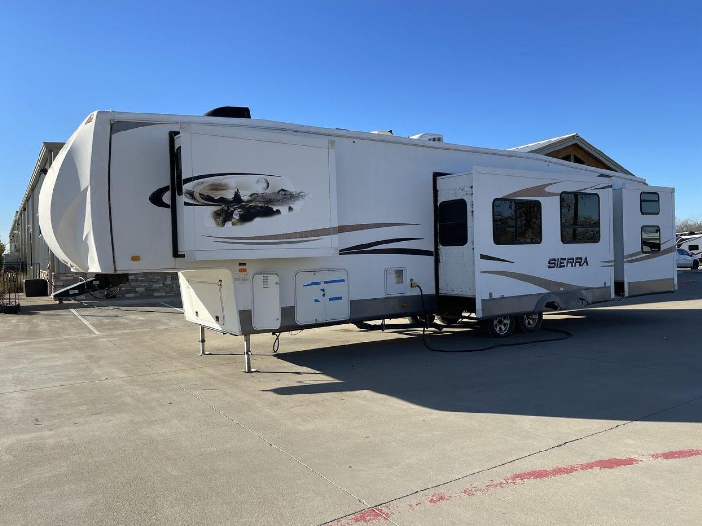 2011 WHITE FOREST RIVER SIERRA (4X4FSEN20BJ) , Length: 41.58 ft. | Dry Weight: 11,873 lbs. | Gross Weight: 14,060 lbs. | Slides: 4 transmission, located at 4319 N Main Street, Cleburne, TX, 76033, (817) 221-0660, 32.435829, -97.384178 - Enjoy your journeys as treasured chapters in your life, and turn every road into your family's playground in the 2011 Forest River Sierra 365SAQ. The measurements for this unit are 41.58 ft in length by 13 ft in height. It has a dry weight of 11,873 lbs with a GVWR of about 14,060 lbs and a hitch we - Photo#22