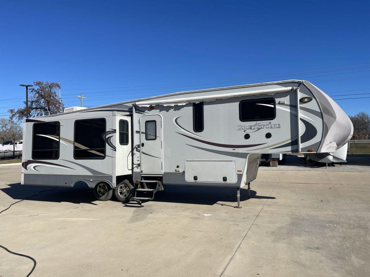 2011 WHITE HEARTLAND GREYSTONE 32RE (5SFSG3228BE) , Length: 34.83 ft. | Dry Weight: 10,421 lbs. | Gross Weight: 13,840 lbs. | Slides: 3 transmission, located at 4319 N Main Street, Cleburne, TX, 76033, (817) 221-0660, 32.435829, -97.384178 - This 2011 Heartland Greystone 32RE is a dual-axle aluminum wheel setup measuring nearly 35 feet long. It has a dry weight of 10,421 lbs. and a GVWR of 13,840 lbs. It includes three power slides as well as one 16-foot power awning. This unit features a classic rear living and front bedroom floor plan - Photo#23