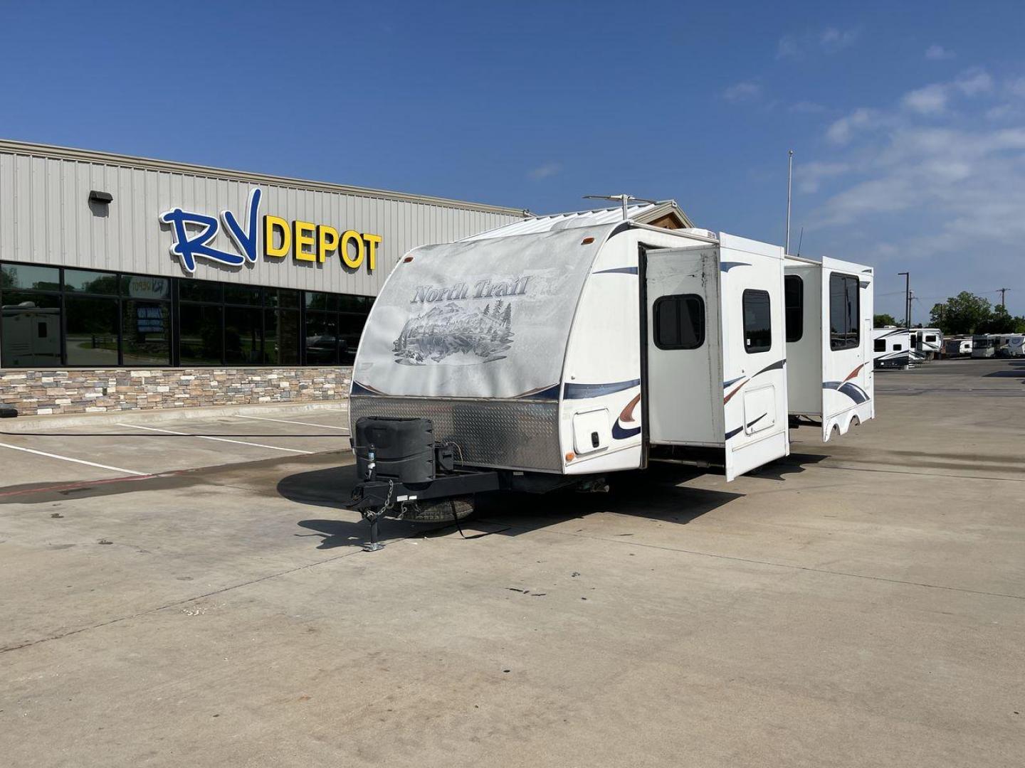 2011 WHITE HEARTLAND NORTH TRAIL 26B (5SFNB3225BE) , Length: 32.5 ft. | Dry Weight: 7,104 lbs. | Gross Weight: 8,600 lbs. | Slides: 2 transmission, located at 4319 N Main Street, Cleburne, TX, 76033, (817) 221-0660, 32.435829, -97.384178 - Enjoy a spontaneous weekend getaway in this 2011 Heartland North Trail 26BRSS Travel Trailer! It is a dual-axle steel wheel setup measuring 32.5 ft. in length and 10.83 ft. in height. It has a dry weight of 7,104 lbs. and a GVWR of 8,600 lbs. It is equipped with automatic heating and cooling rated a - Photo#0