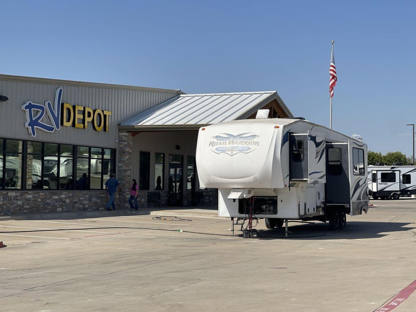 2011 WHITE HEARTLAND ROAD WARRIOR 305RW (5SFCG3021BE) , Length: 35.17 ft. | Dry Weight: 11,186 lbs. | Gross Weight: 14,000 lbs. | Slides: 2 transmission, located at 4319 N Main Street, Cleburne, TX, 76033, (817) 221-0660, 32.435829, -97.384178 - With a length of 35.17 ft. and a dry weight of 11,186 lbs, the 2011 Heartland Road Warrior 305RW offers a robust and stylish exterior, designed for both durability and convenience during travel. Its aerodynamic front cap enhances the overall look and performance on the road. The exterior features a - Photo#0