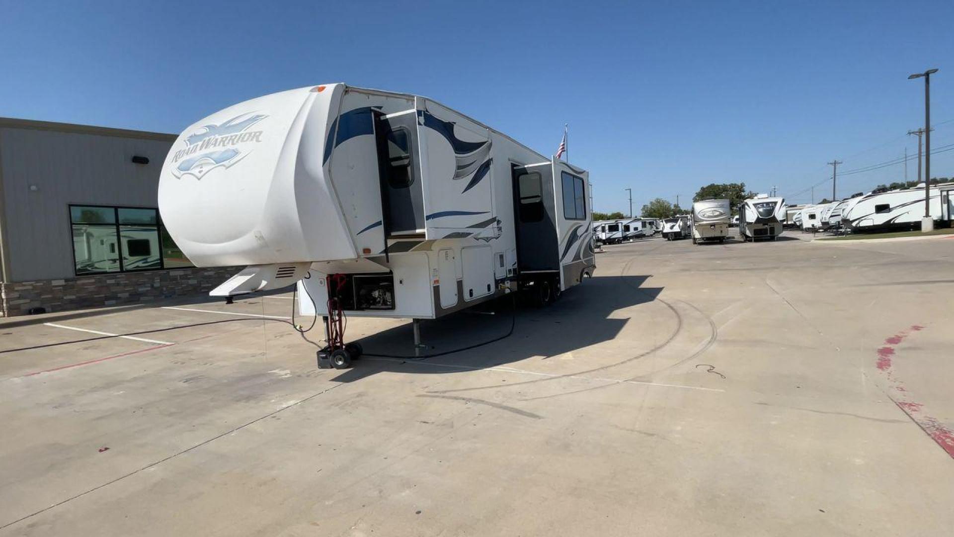 2011 WHITE HEARTLAND ROAD WARRIOR 305RW (5SFCG3021BE) , Length: 35.17 ft. | Dry Weight: 11,186 lbs. | Gross Weight: 14,000 lbs. | Slides: 2 transmission, located at 4319 N Main Street, Cleburne, TX, 76033, (817) 221-0660, 32.435829, -97.384178 - With a length of 35.17 ft. and a dry weight of 11,186 lbs, the 2011 Heartland Road Warrior 305RW offers a robust and stylish exterior, designed for both durability and convenience during travel. Its aerodynamic front cap enhances the overall look and performance on the road. The exterior features a - Photo#5