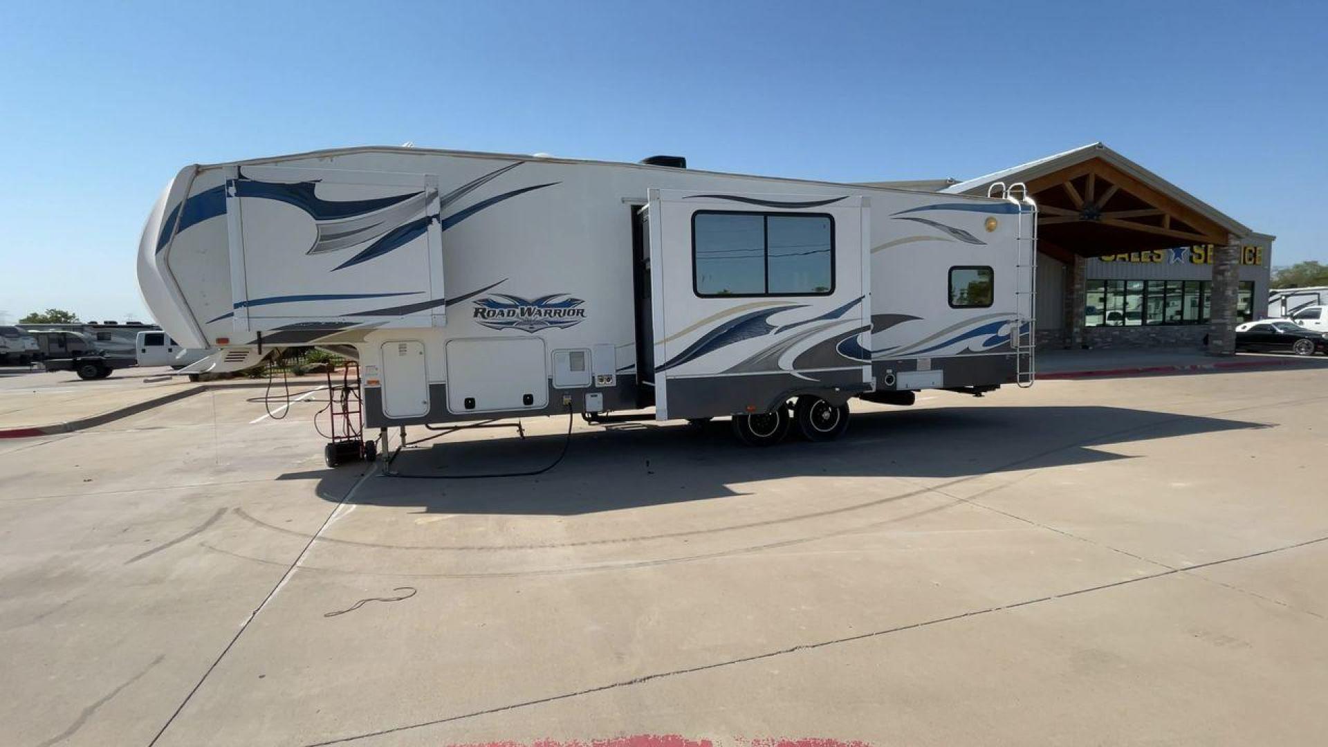 2011 WHITE HEARTLAND ROAD WARRIOR 305RW (5SFCG3021BE) , Length: 35.17 ft. | Dry Weight: 11,186 lbs. | Gross Weight: 14,000 lbs. | Slides: 2 transmission, located at 4319 N Main Street, Cleburne, TX, 76033, (817) 221-0660, 32.435829, -97.384178 - With a length of 35.17 ft. and a dry weight of 11,186 lbs, the 2011 Heartland Road Warrior 305RW offers a robust and stylish exterior, designed for both durability and convenience during travel. Its aerodynamic front cap enhances the overall look and performance on the road. The exterior features a - Photo#6