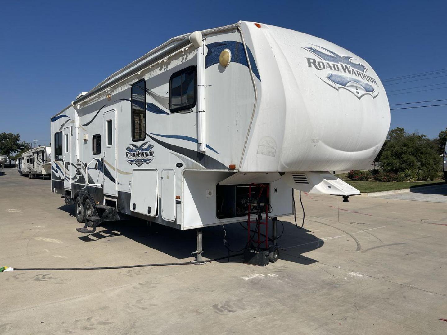 2011 WHITE HEARTLAND ROAD WARRIOR 305RW (5SFCG3021BE) , Length: 35.17 ft. | Dry Weight: 11,186 lbs. | Gross Weight: 14,000 lbs. | Slides: 2 transmission, located at 4319 N Main Street, Cleburne, TX, 76033, (817) 221-0660, 32.435829, -97.384178 - With a length of 35.17 ft. and a dry weight of 11,186 lbs, the 2011 Heartland Road Warrior 305RW offers a robust and stylish exterior, designed for both durability and convenience during travel. Its aerodynamic front cap enhances the overall look and performance on the road. The exterior features a - Photo#22