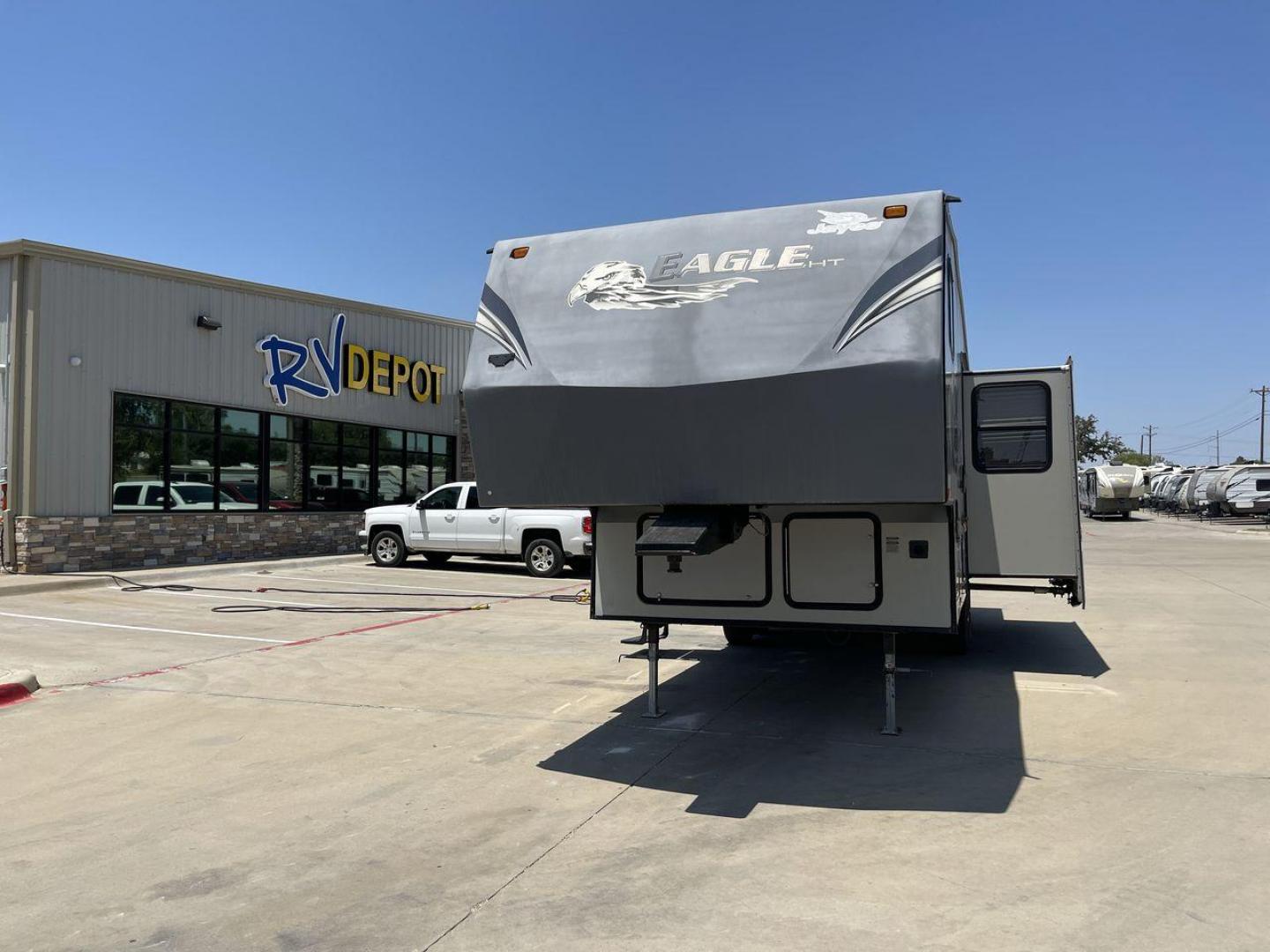 2011 JAYCO EAGLE HT SUPER LITE - (1UJCJ0BPXB1) , Length: 29.7 ft. | Dry Weight: 6,800 lbs. | Gross Weight: 9,950 lbs. | Slides: 2 transmission, located at 4319 N Main Street, Cleburne, TX, 76033, (817) 221-0660, 32.435829, -97.384178 - Photo#0